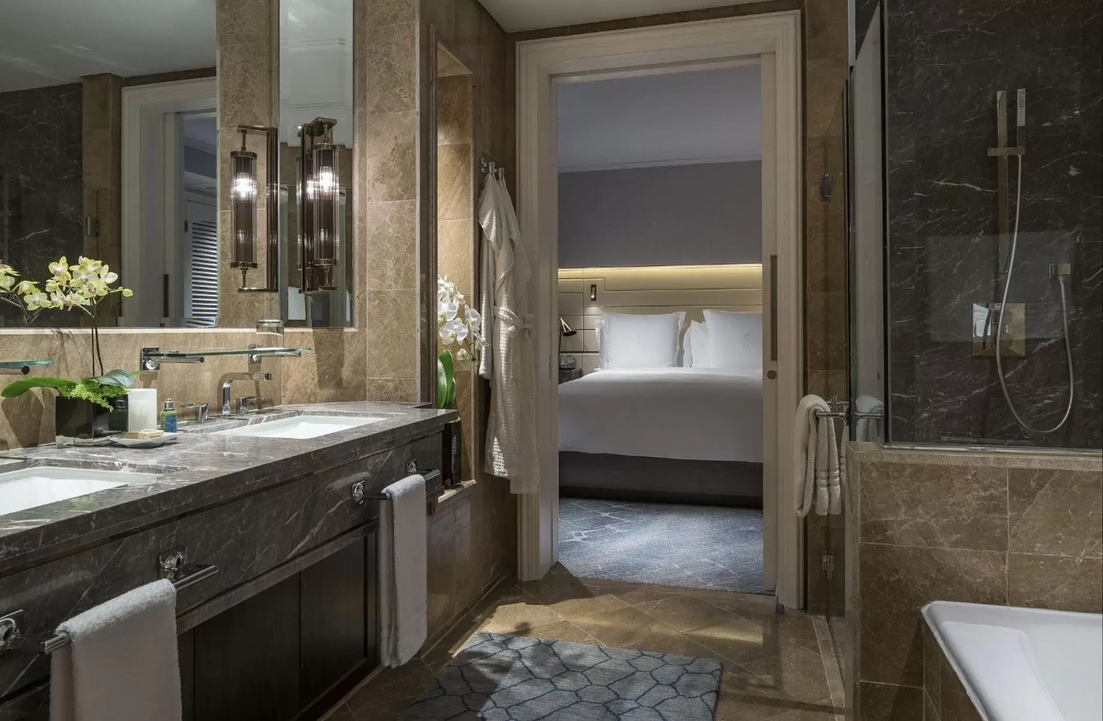 Shower, Bathroom in Four Seasons Hotel Singapore