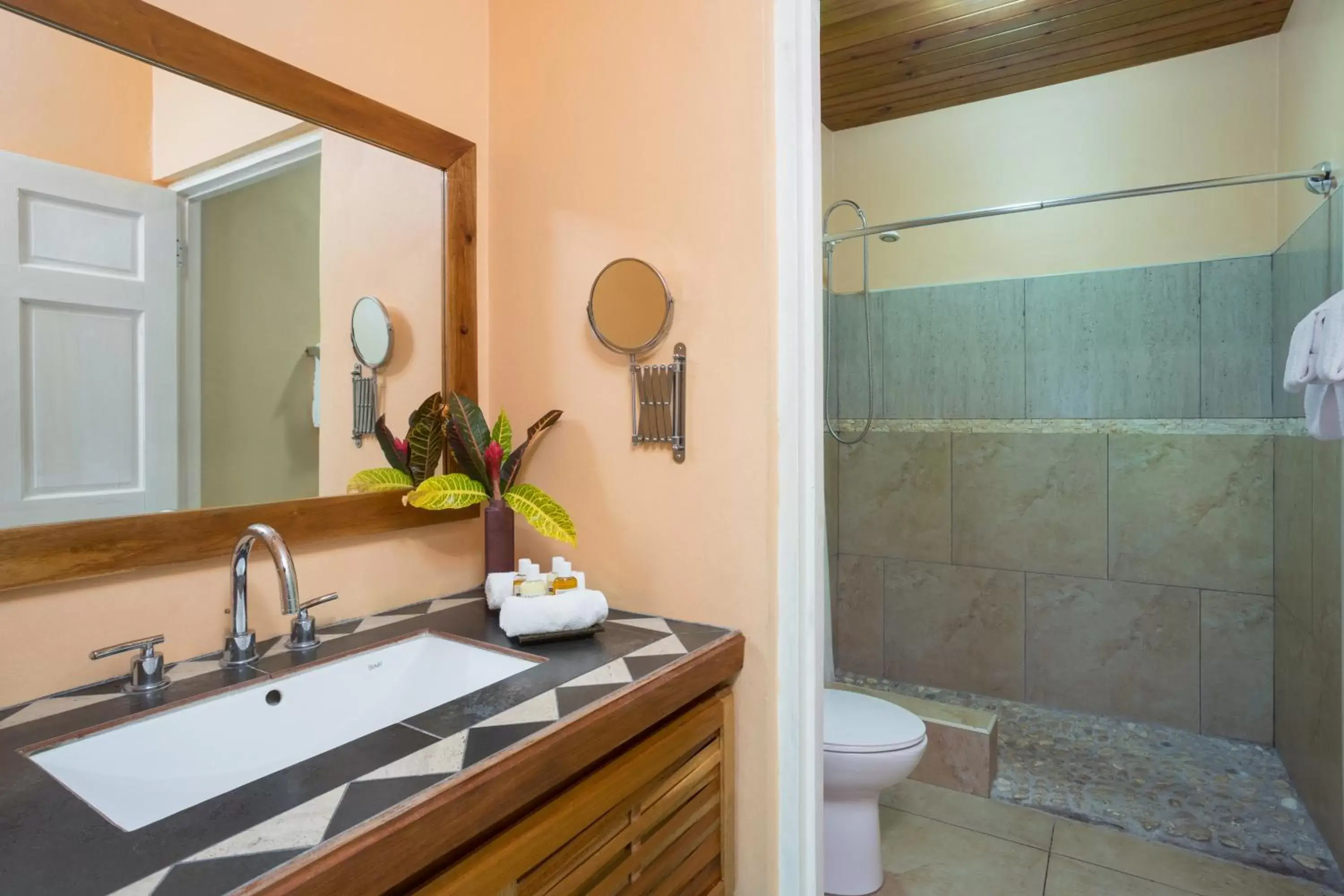 Decorative detail, Bathroom in Luna Sea Inn