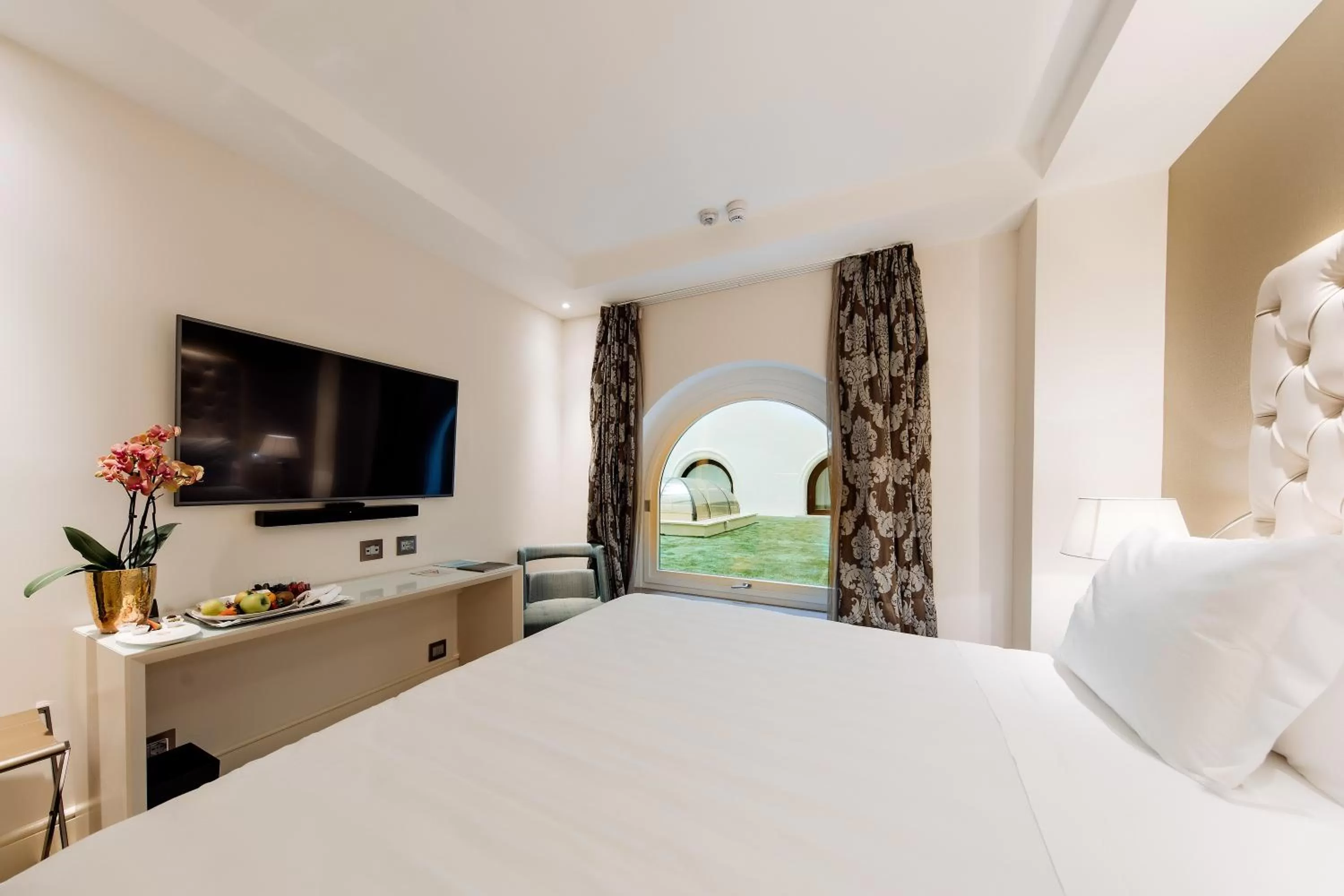 TV and multimedia, Bed in Aleph Rome Hotel, Curio Collection By Hilton