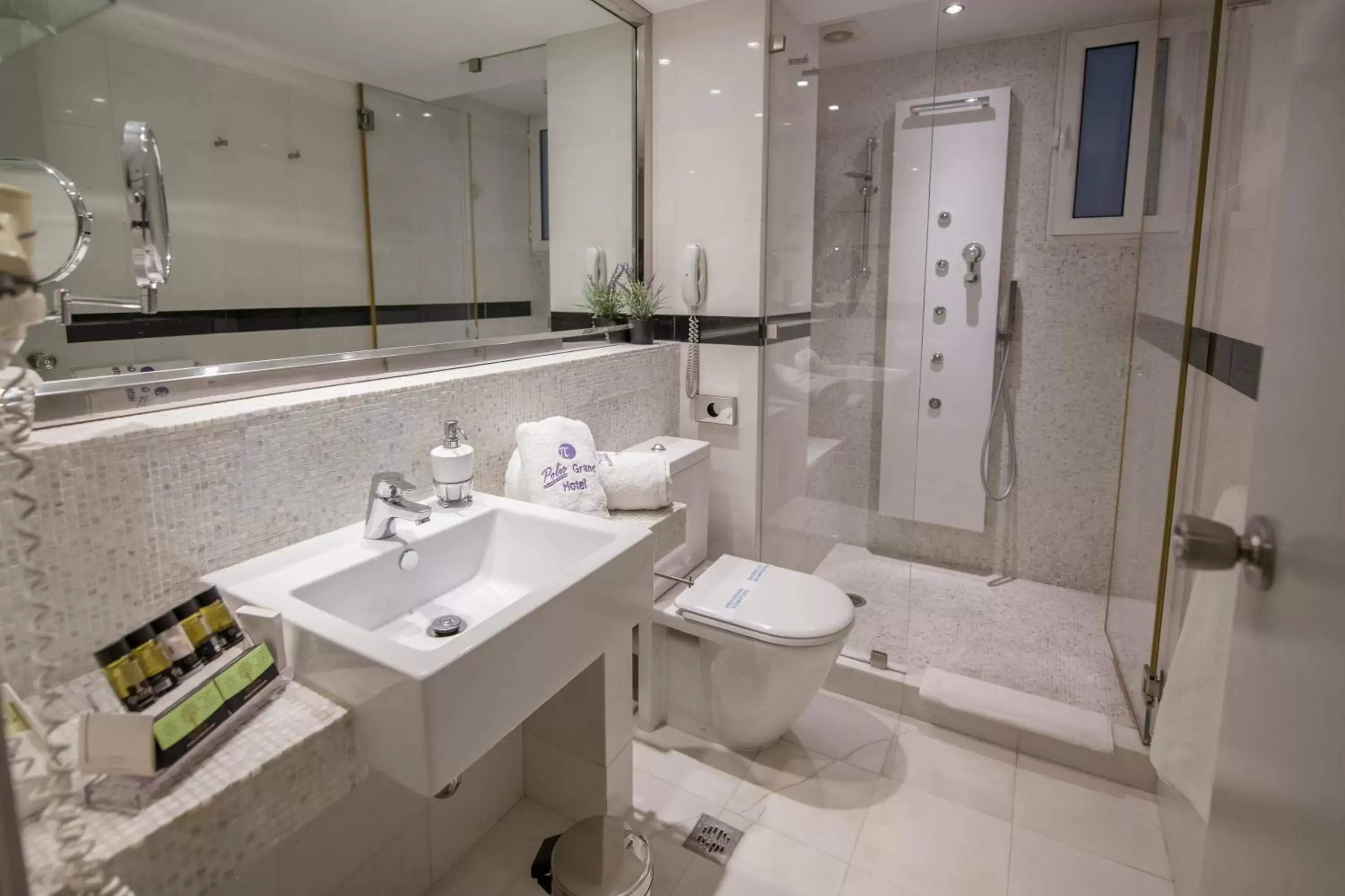 Bathroom in Polis Grand Hotel