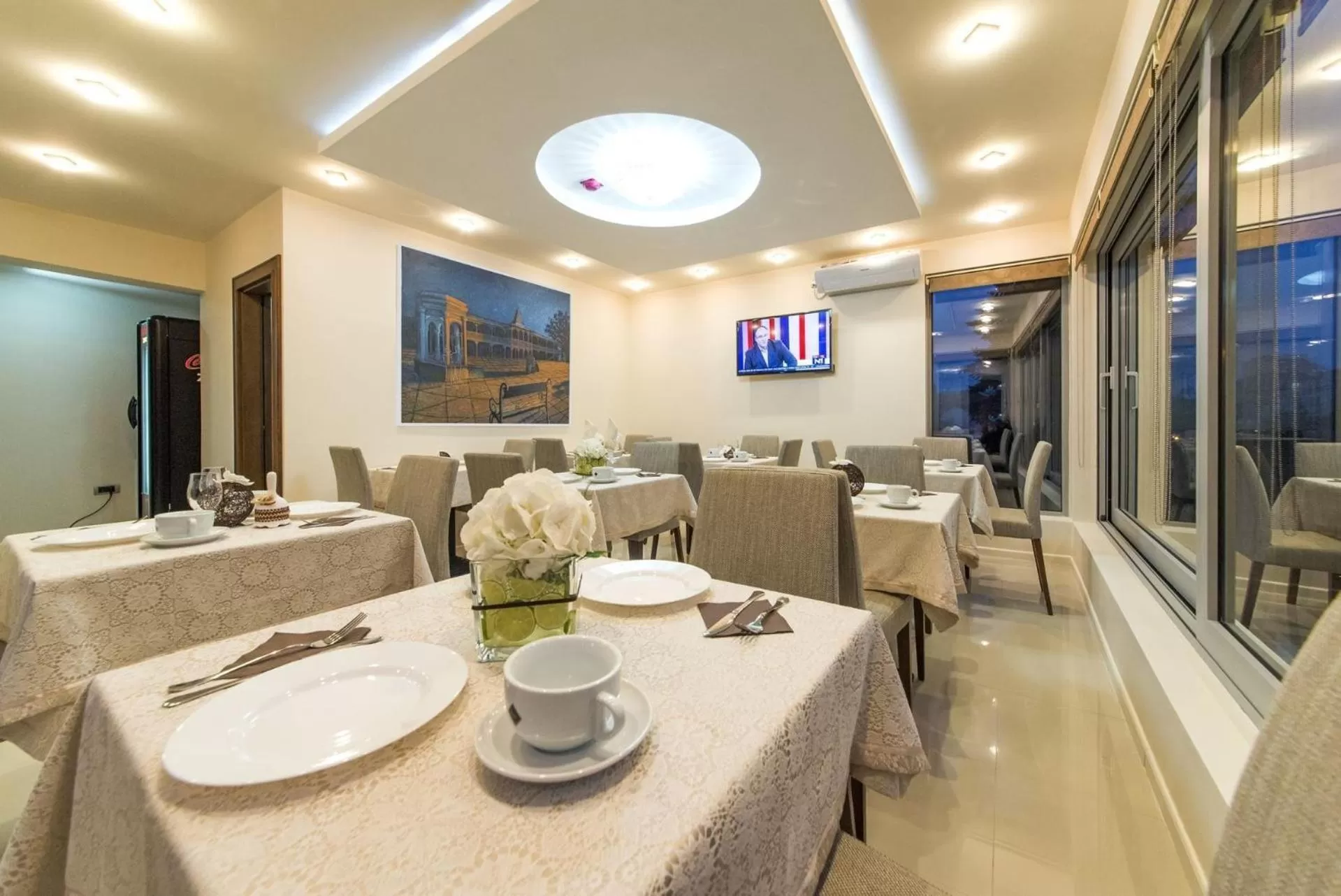 Restaurant/places to eat in Garni Hotel Central Lux