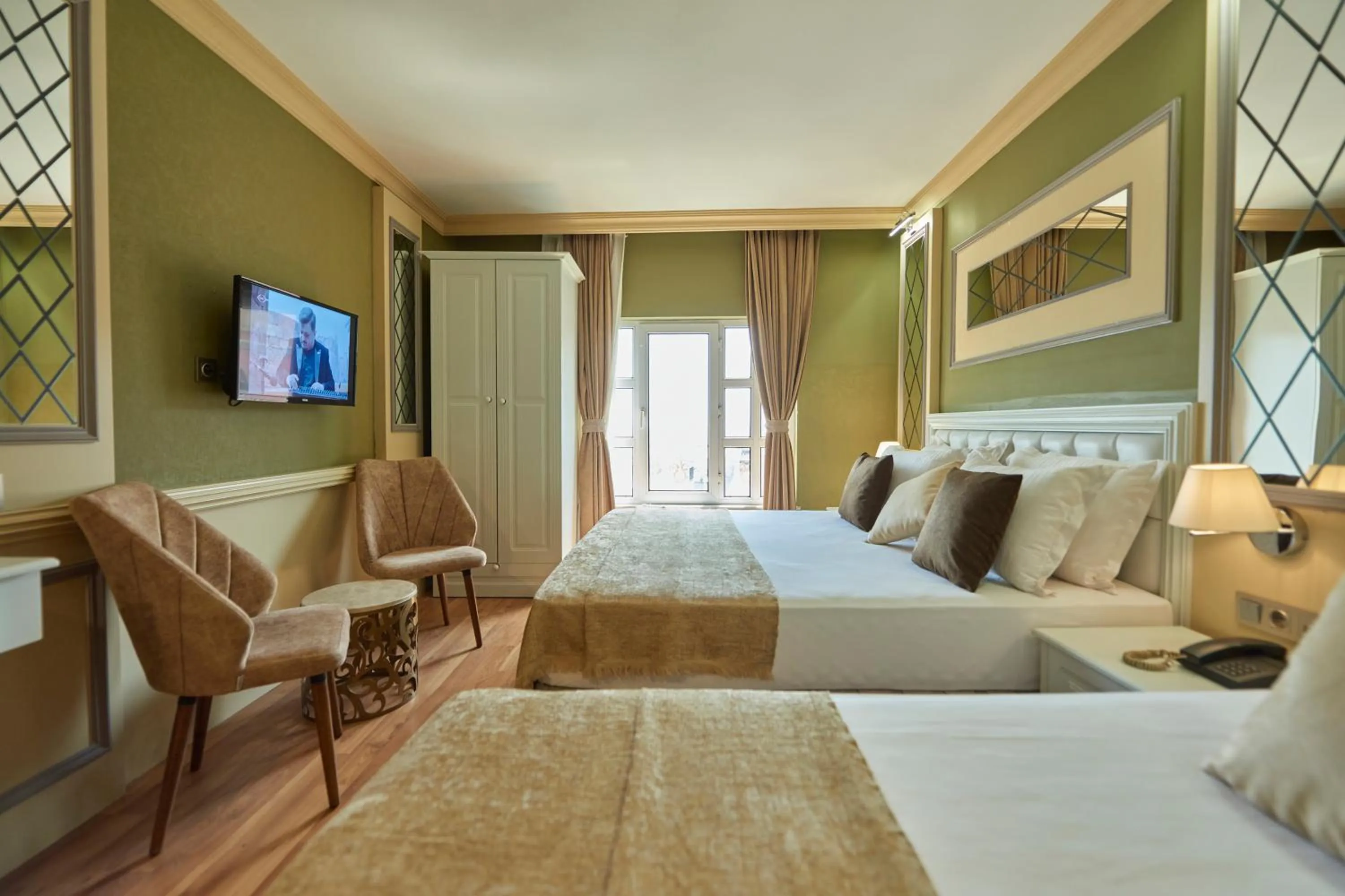 Photo of the whole room, Bed in Sunlight Hotel