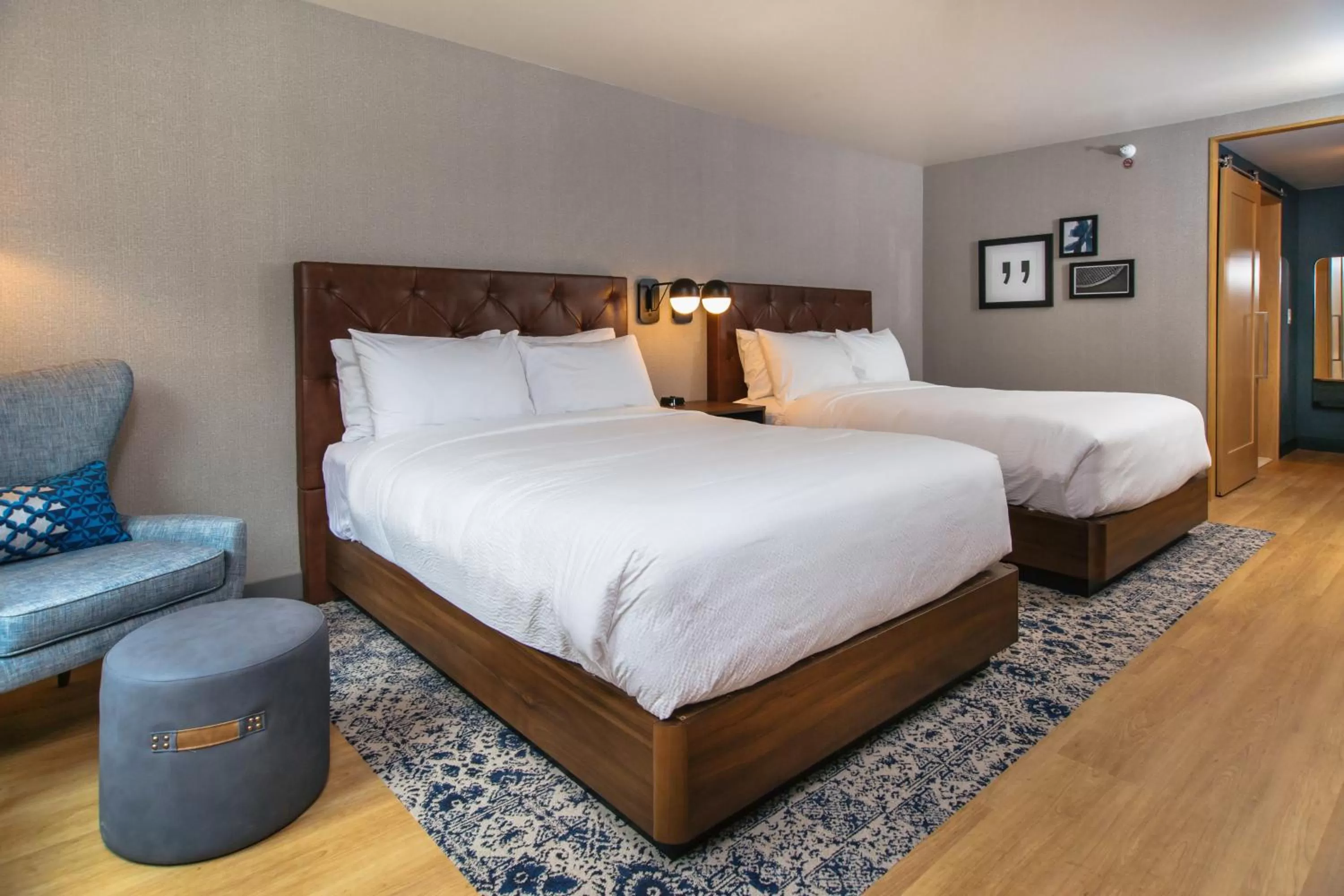 Photo of the whole room, Bed in Four Points by Sheraton Deadwood