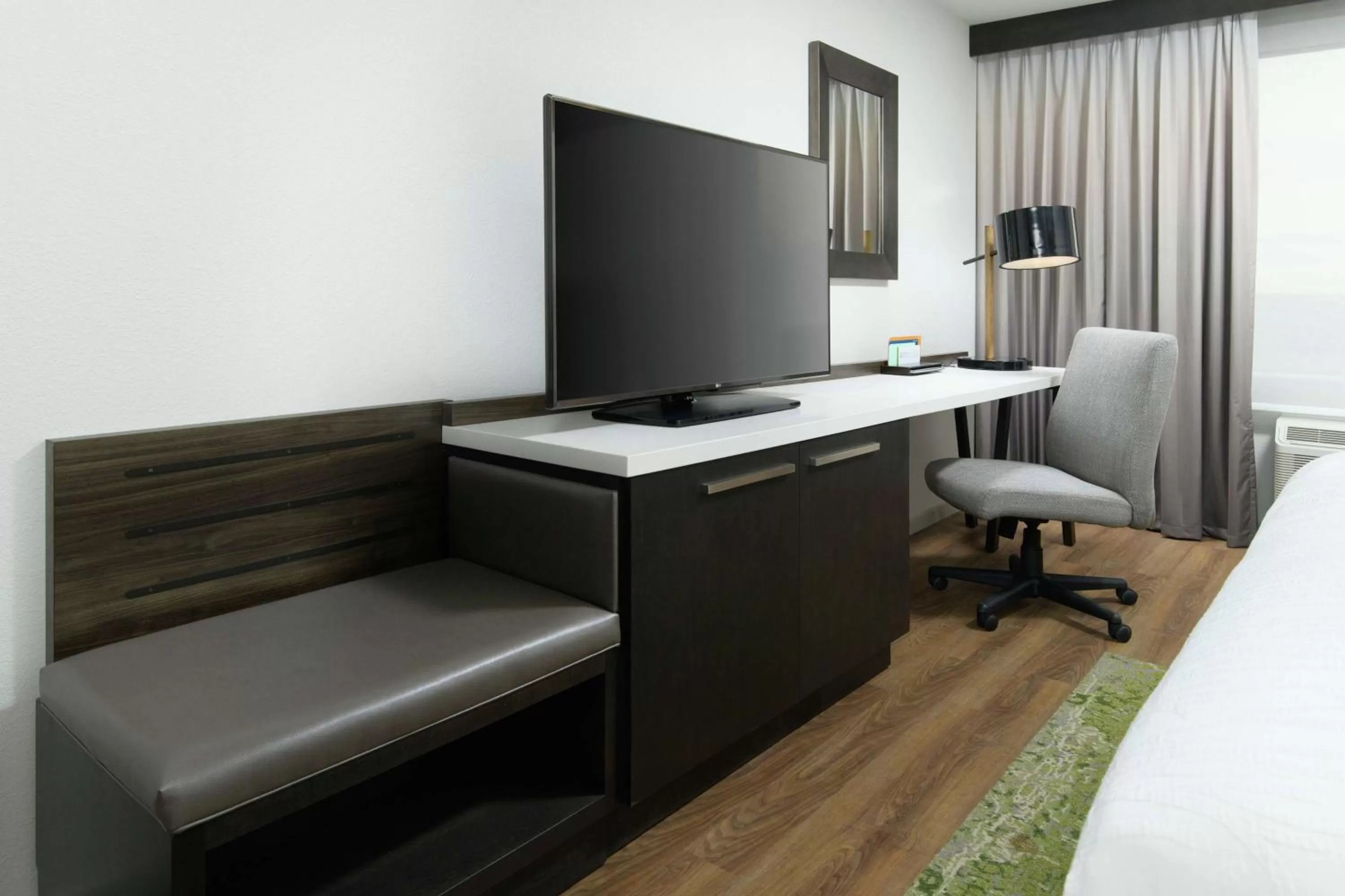 Bedroom, Bed in Hilton Garden Inn Memphis Downtown Beale Street