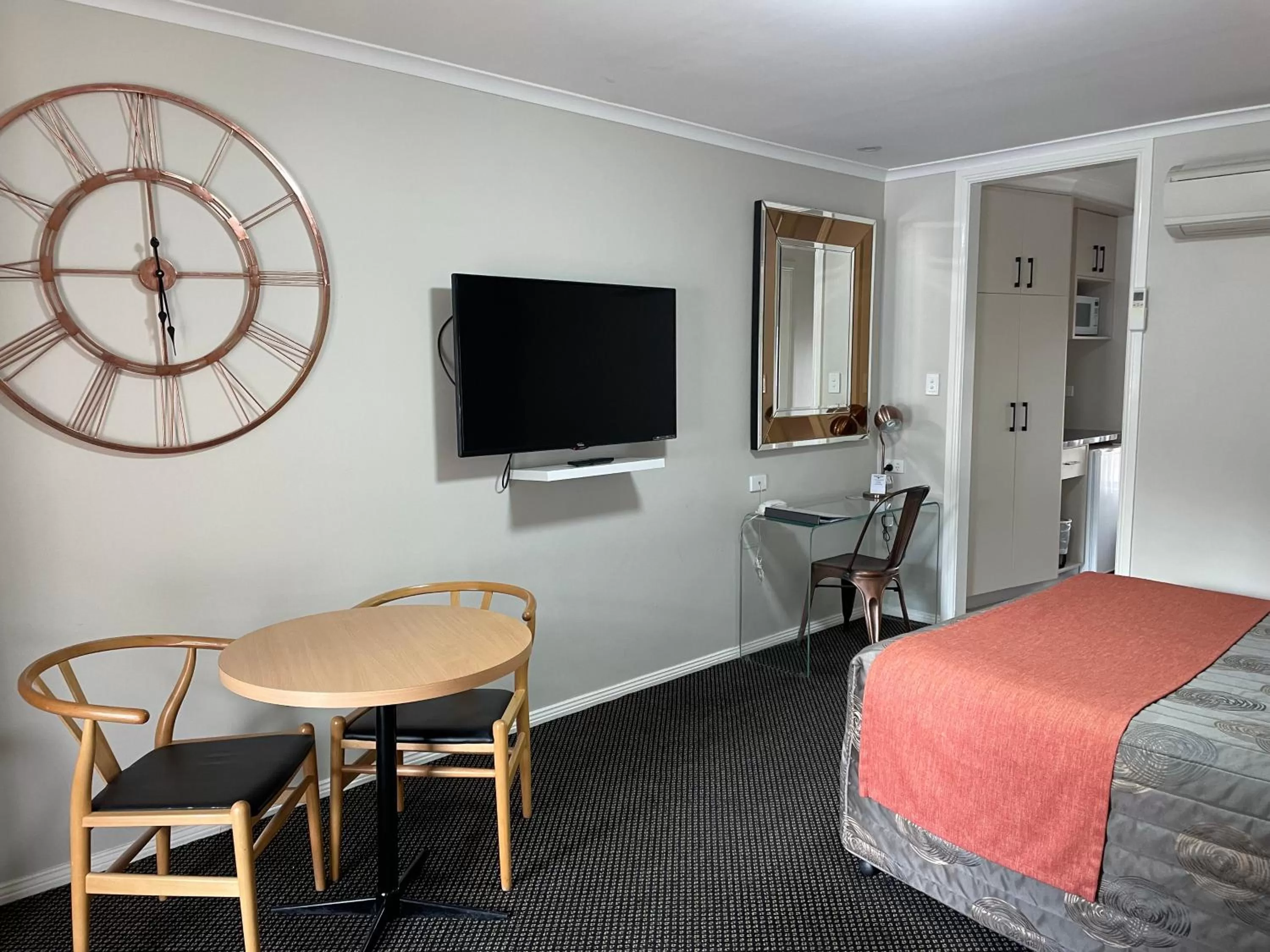 Bed in Cattlemans Country Motor Inn & Serviced Apartments