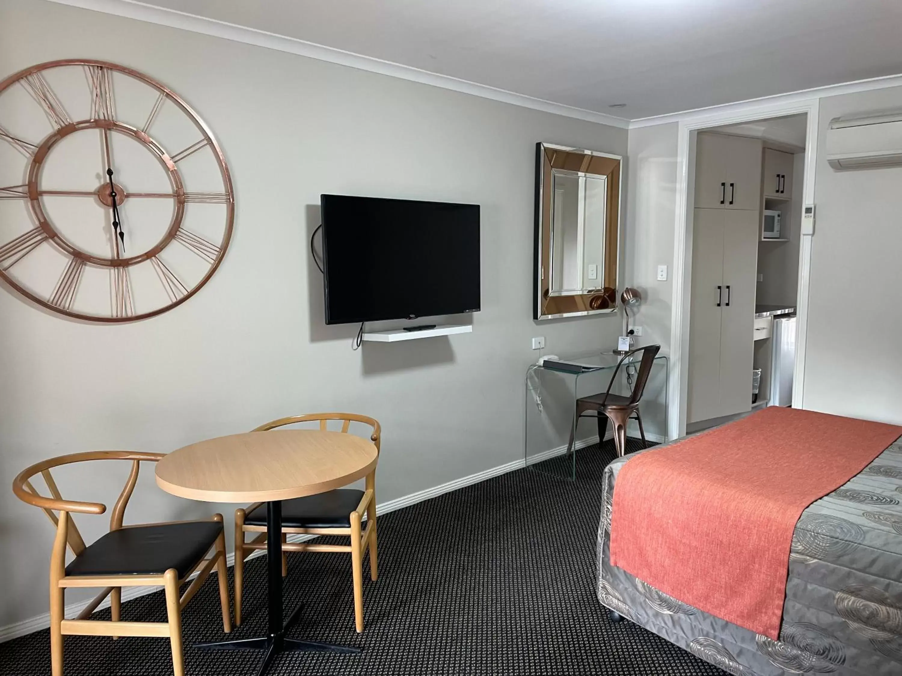 TV/Entertainment Center in Cattlemans Country Motor Inn & Serviced Apartments