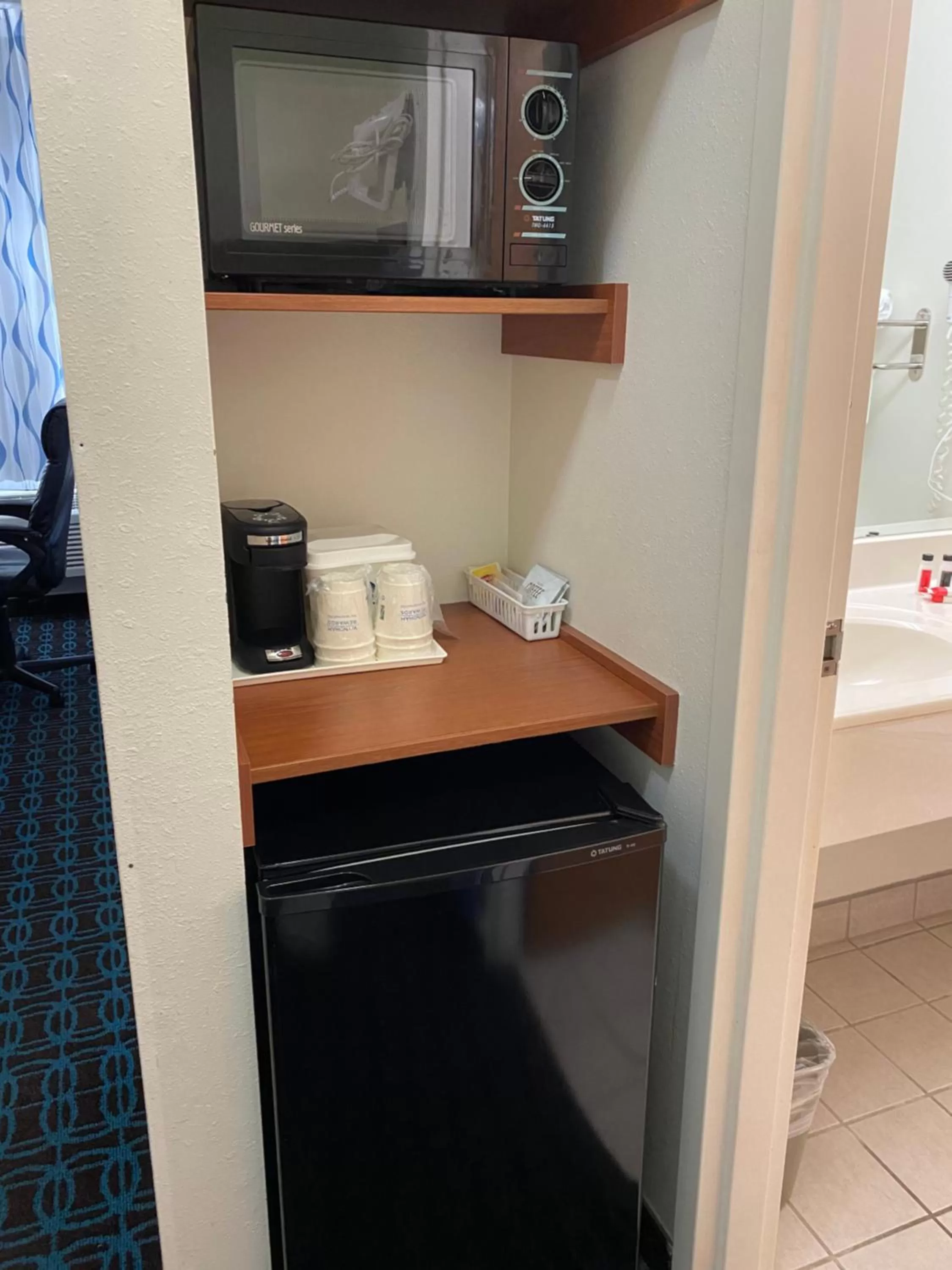 Kitchen or kitchenette, Bed in Days Inn & Suites by Wyndham Cambridge