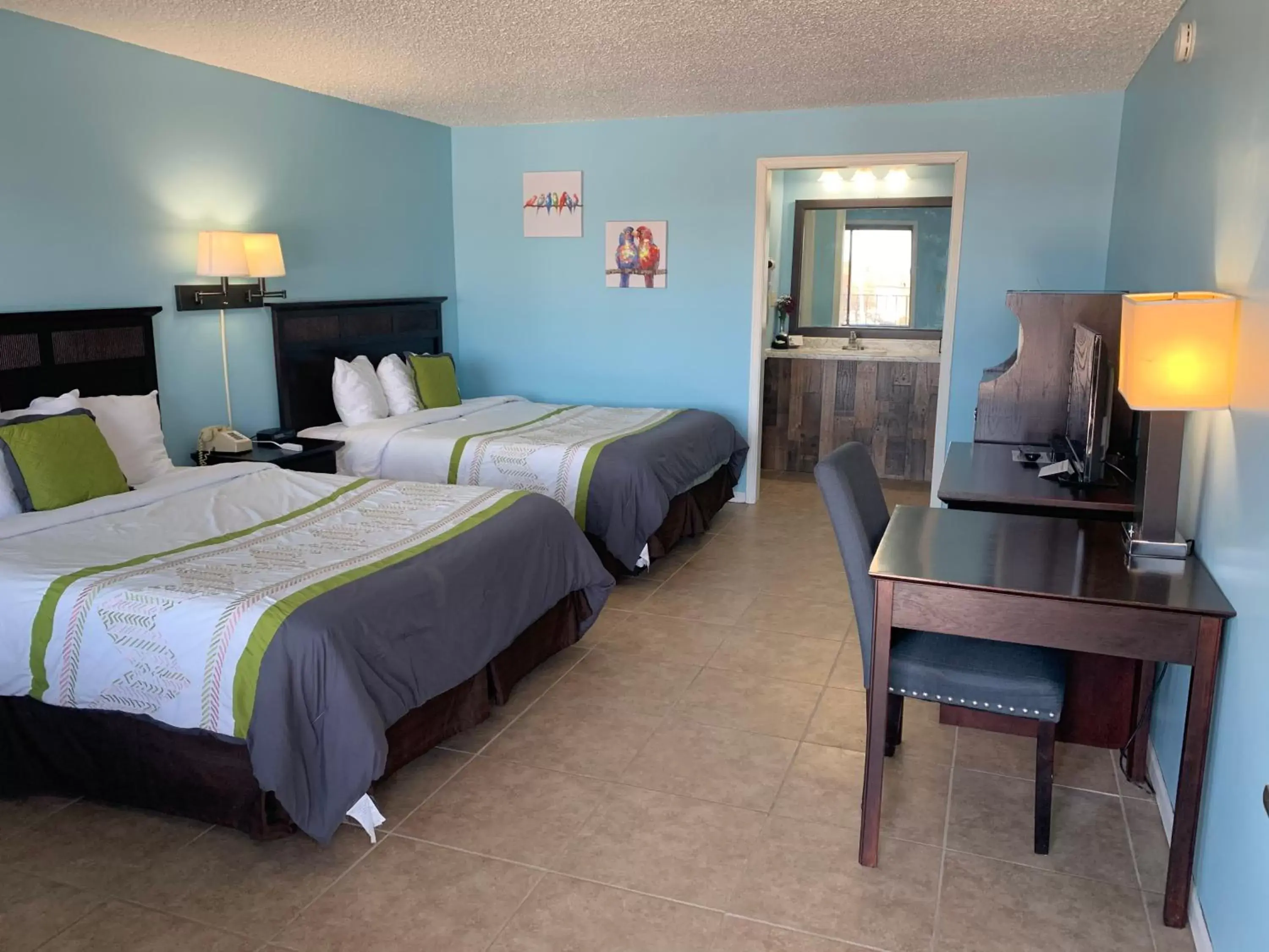 Photo of the whole room, Bed in Geneva Wells Motel