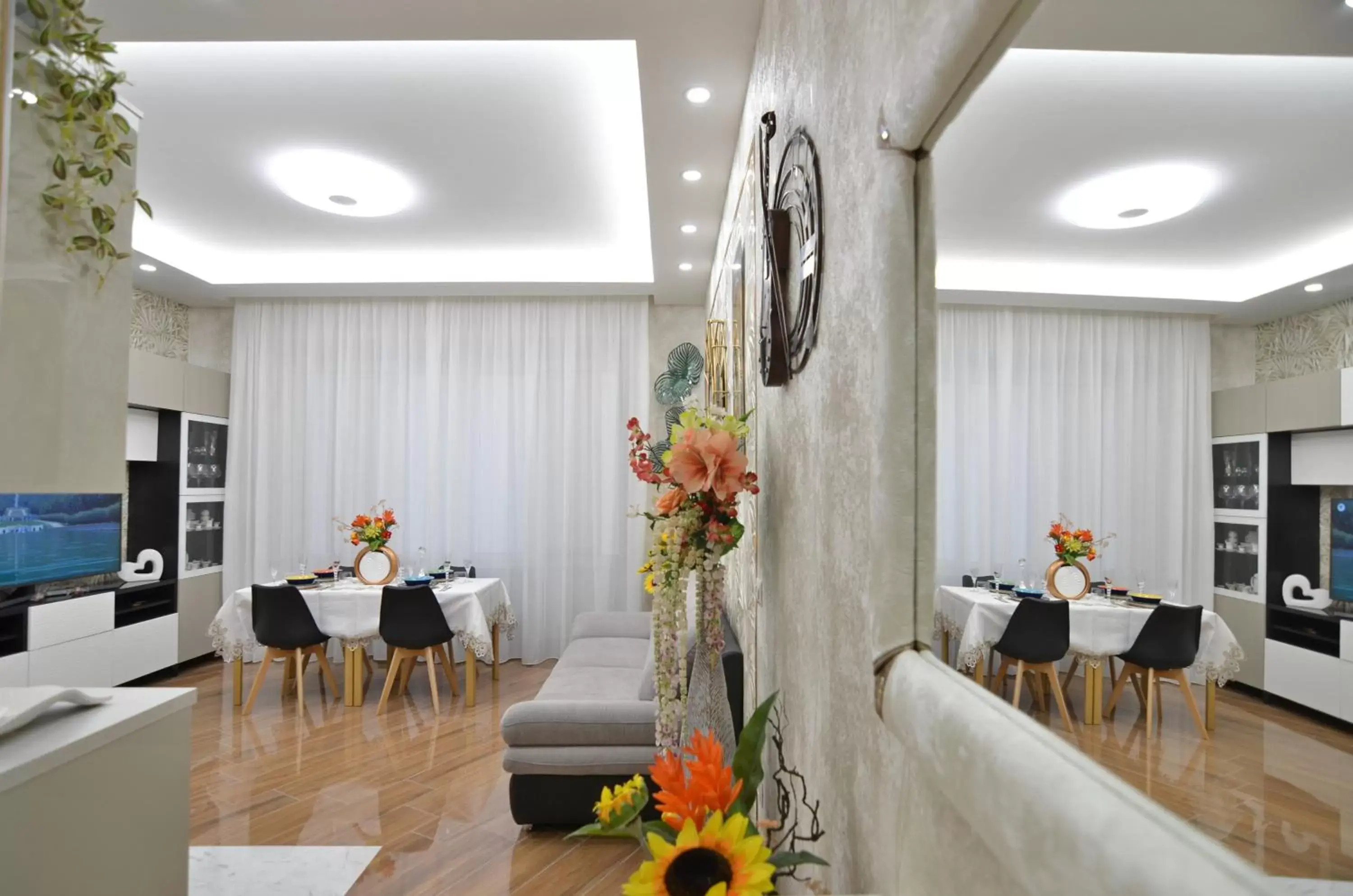 Restaurant/Places to Eat in CASERTA DELUXE BIS