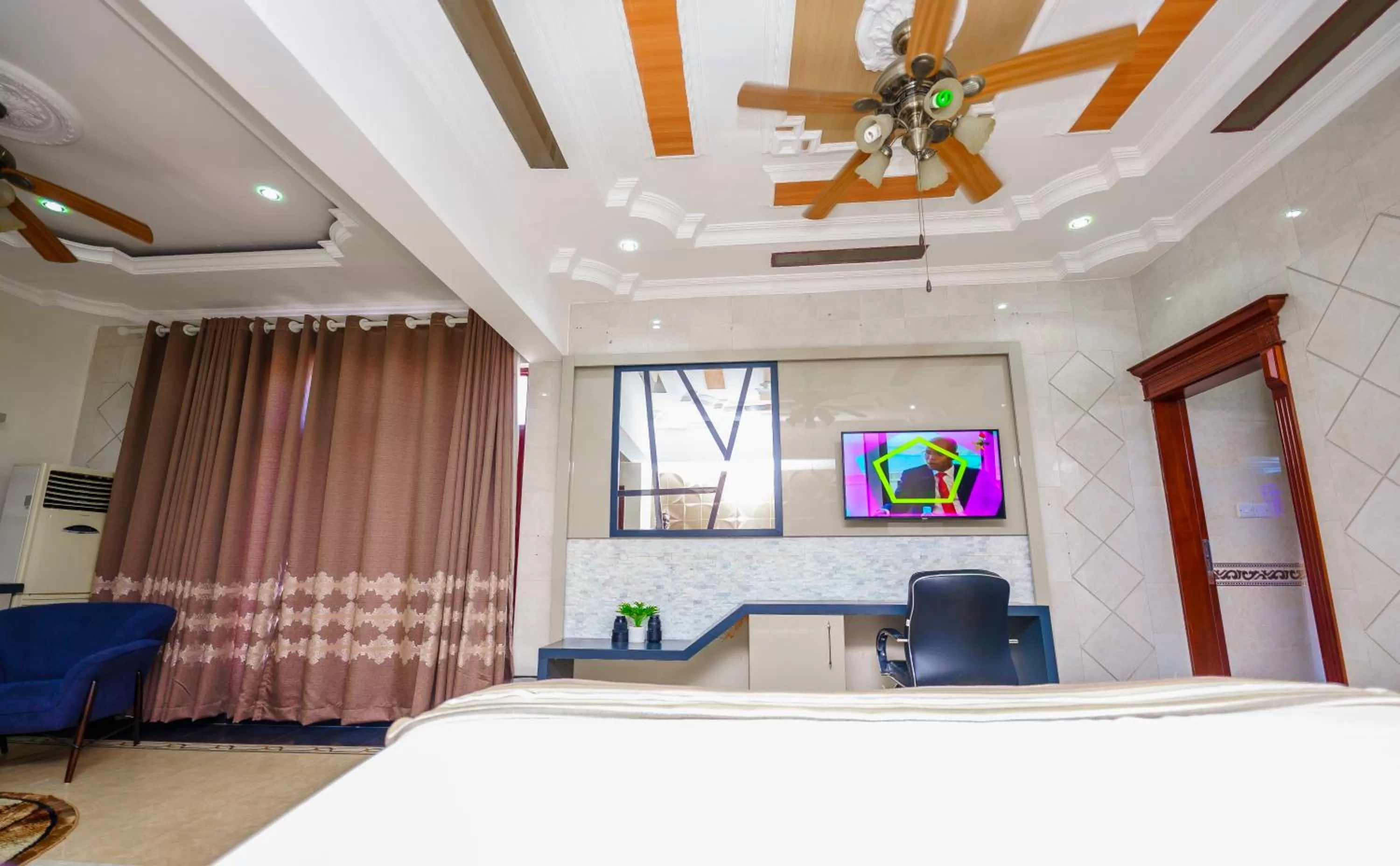 Bedroom, Bed in Lantana Hotel