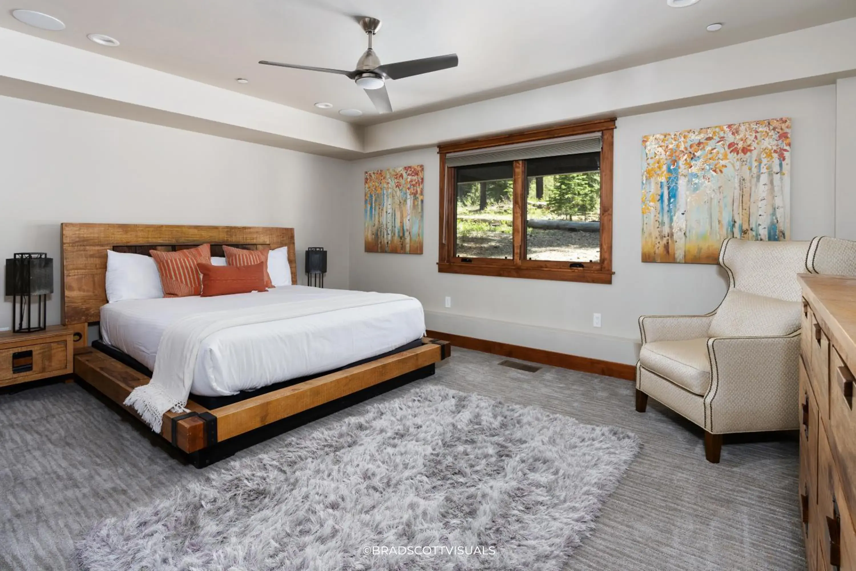 Bed in Gondola Vista Luxury Villas by Ski Heavenly & Beaches