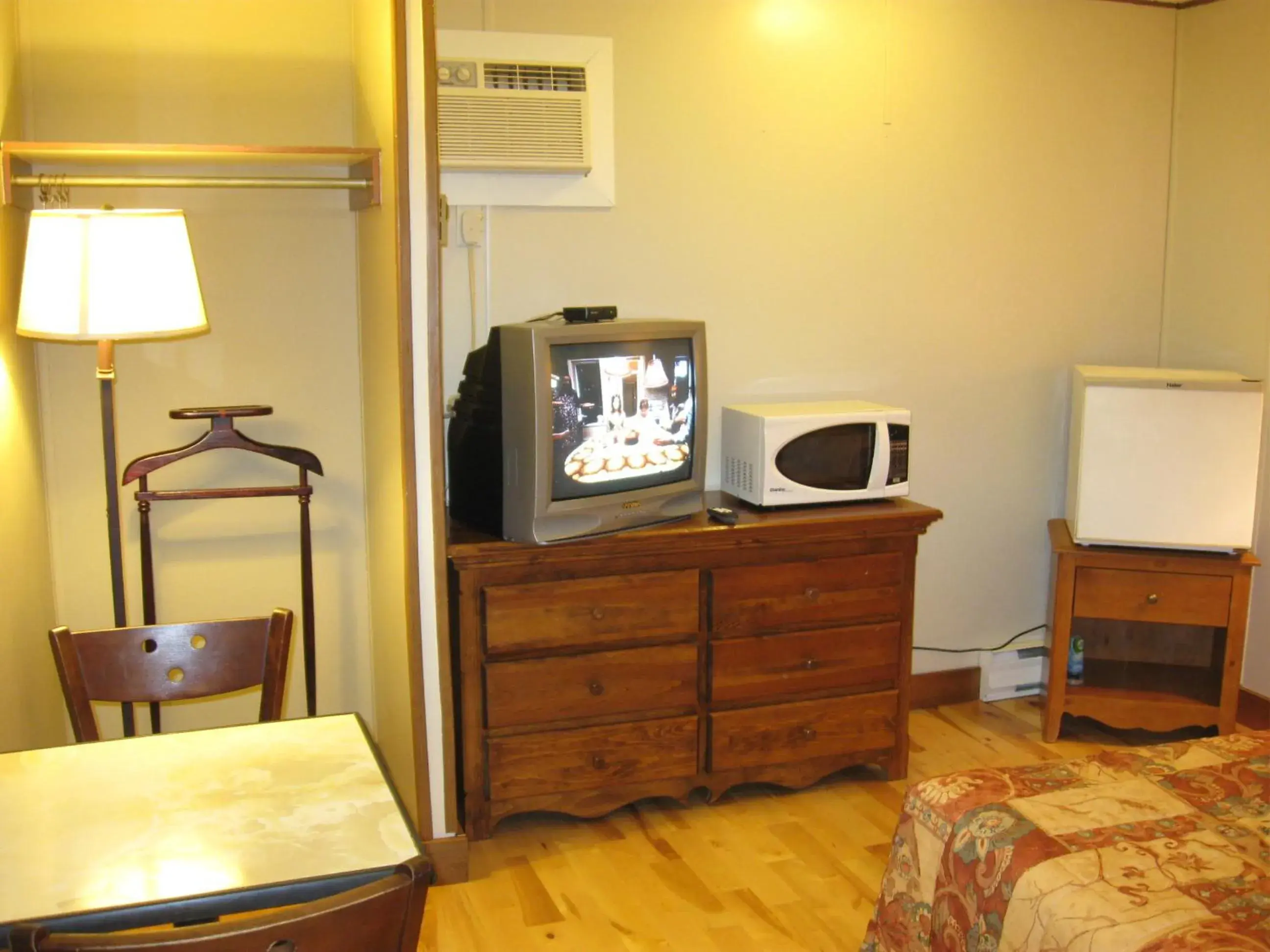 Photo of the whole room, TV/Entertainment Center in Motel Clair Mont