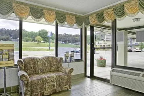 Seating Area in Americas Best Value Inn Dayton