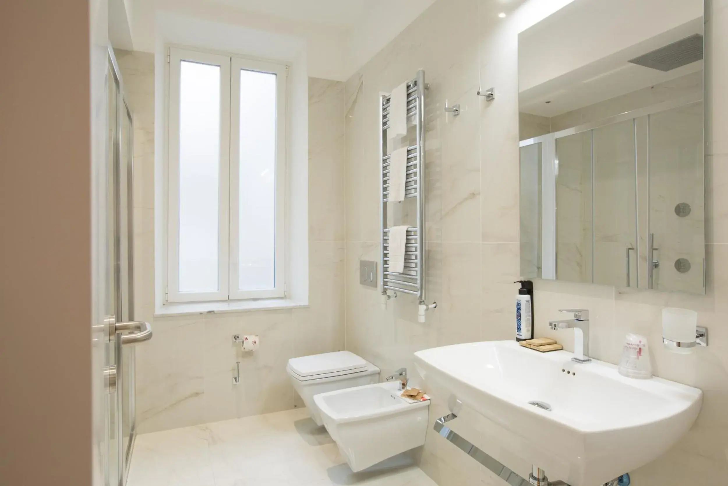 Shower, Bathroom in Floris Hotel