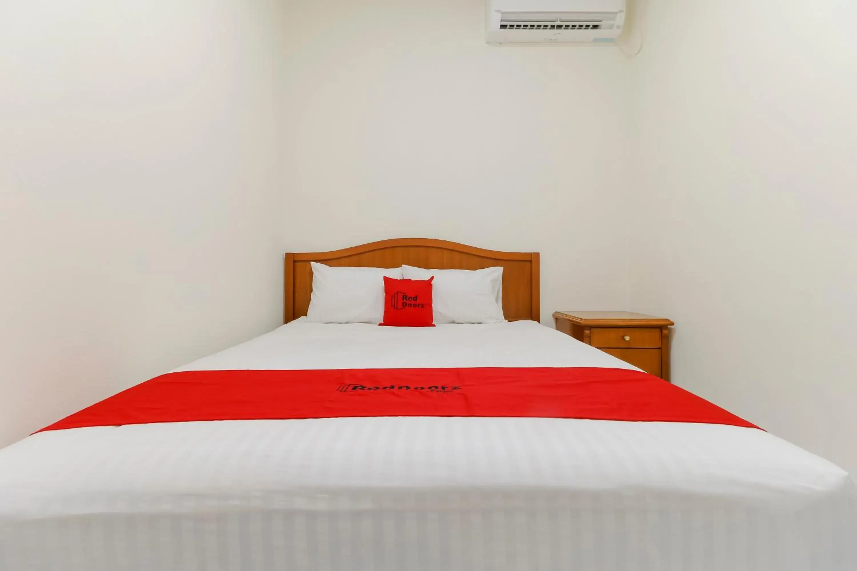 Bedroom, Bed in RedDoorz Plus near Ciputra World Kuningan 2