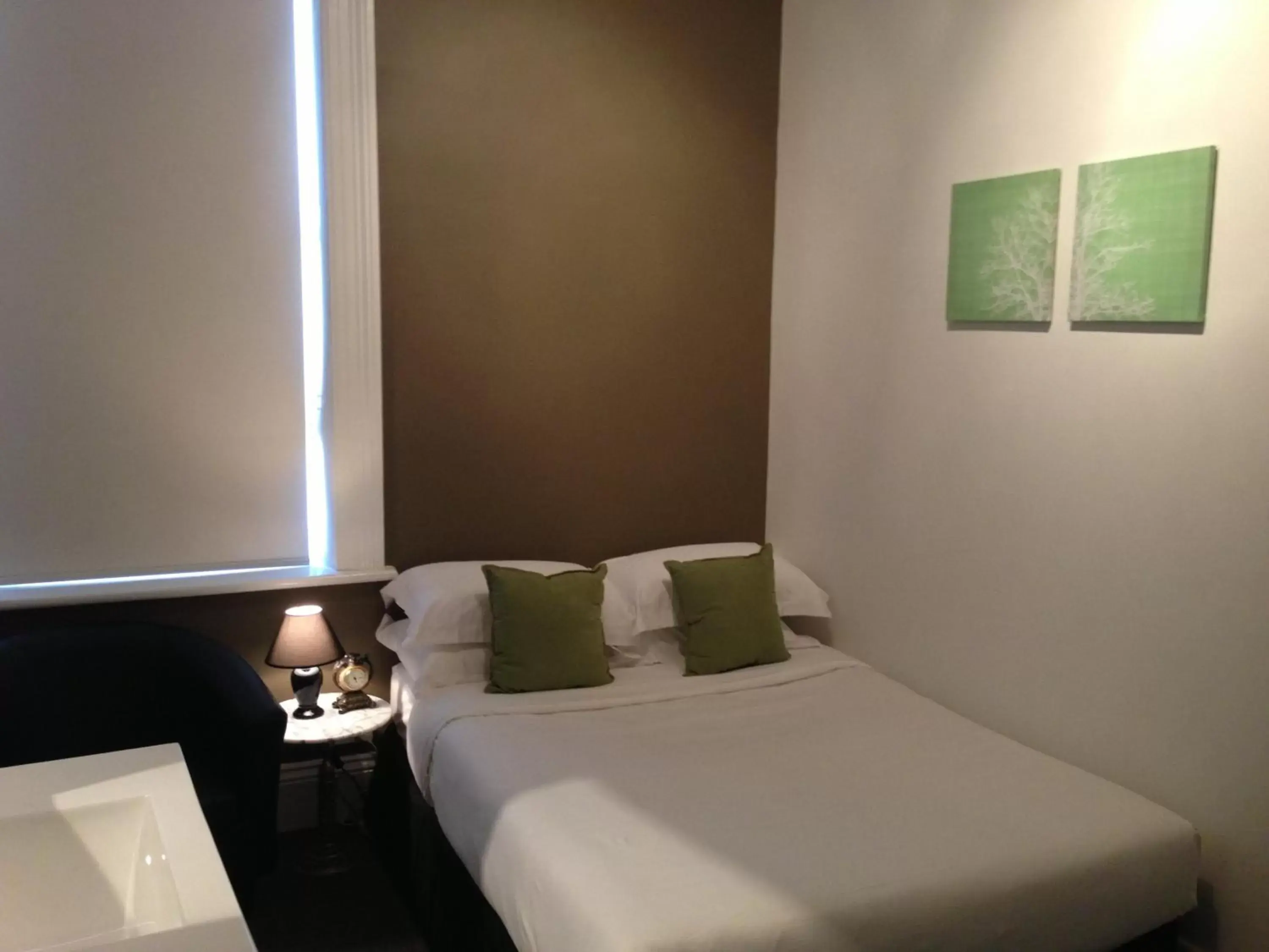 Double Room in Centennial Inn on Bathurst Double Room in Centennial Inn on Bathurst