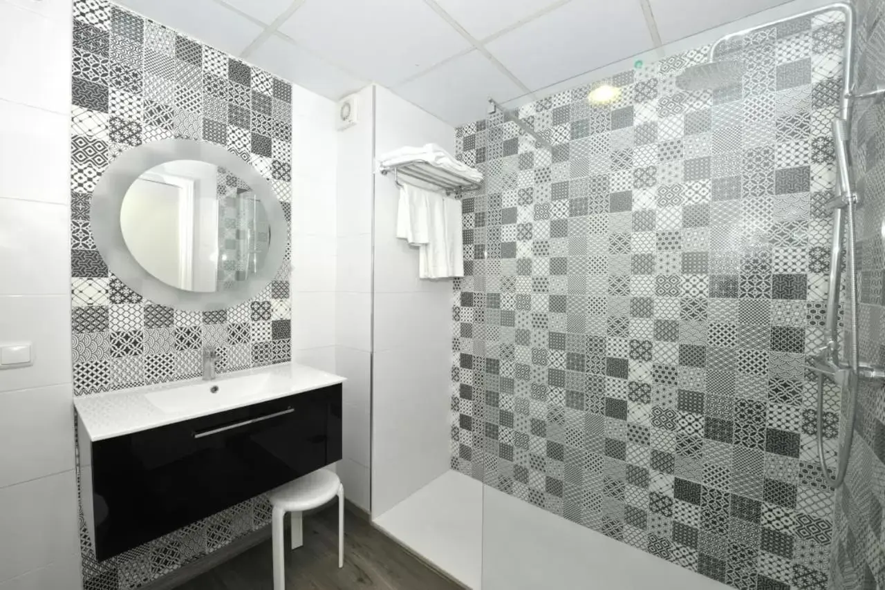 Bathroom in Hotel Salobreña Suites