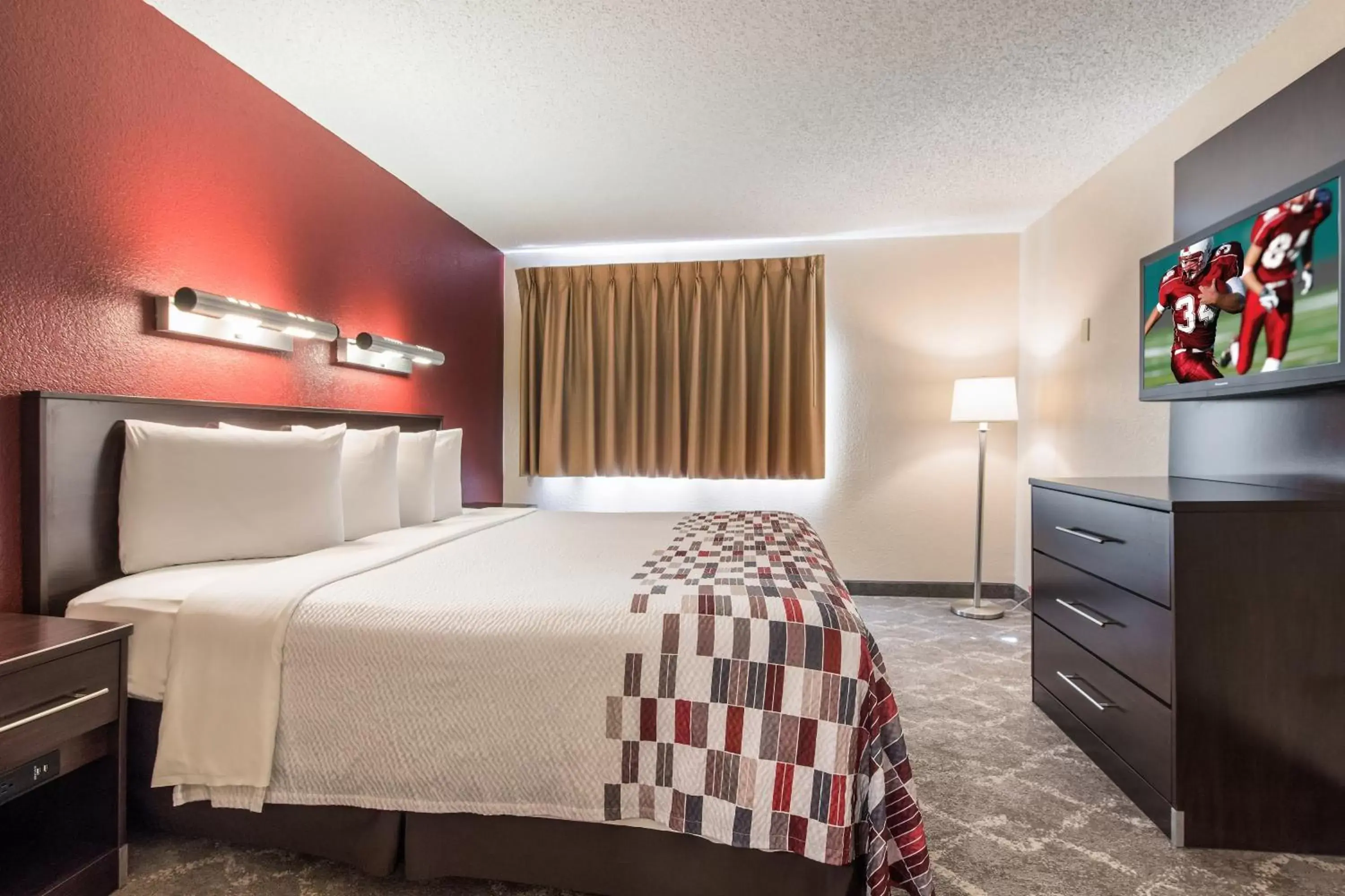 Photo of the whole room, Bed in Red Roof Inn Seattle Airport - SEATAC