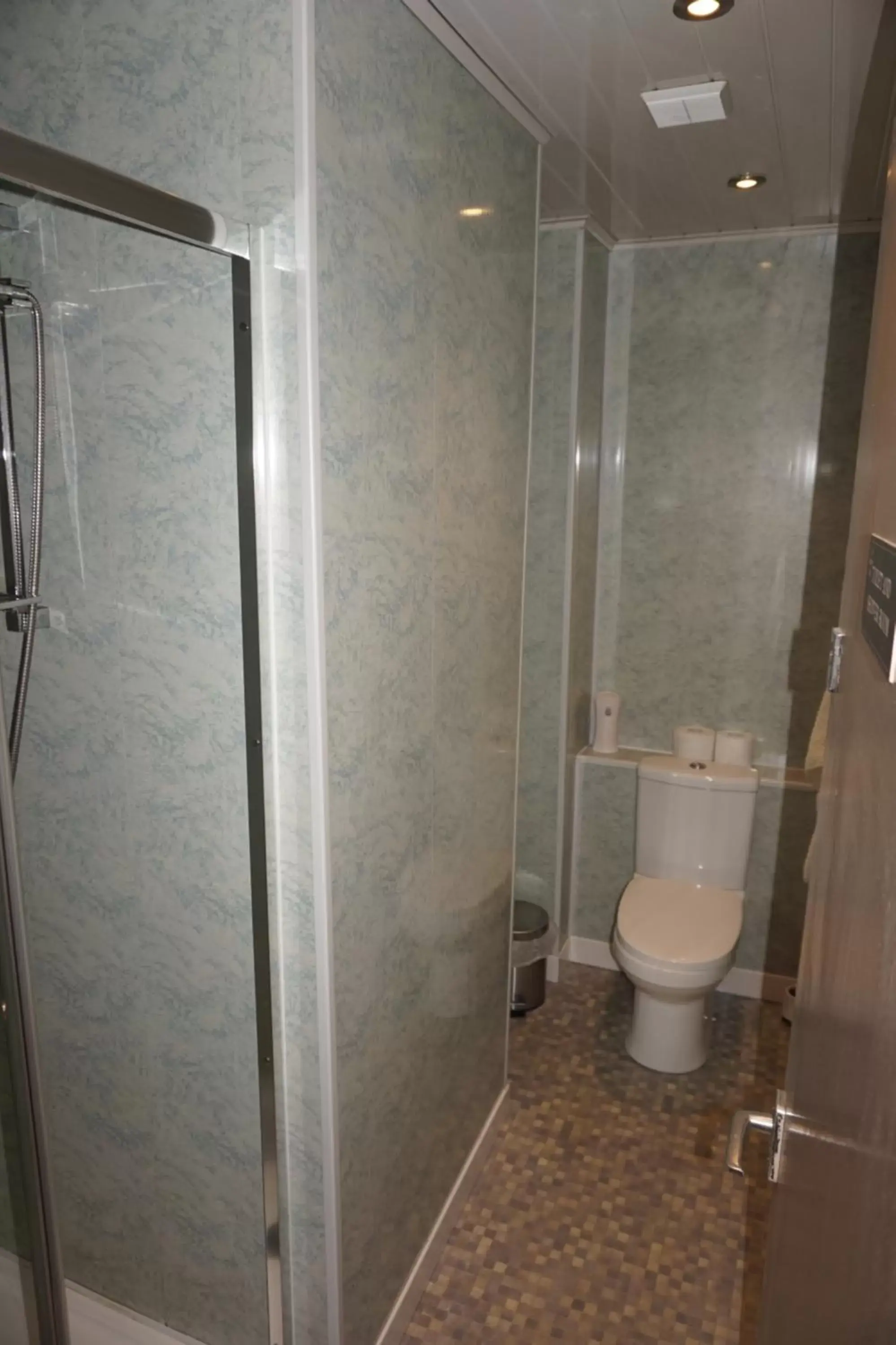 Shower, Bathroom in The Boundary Hotel - B&B