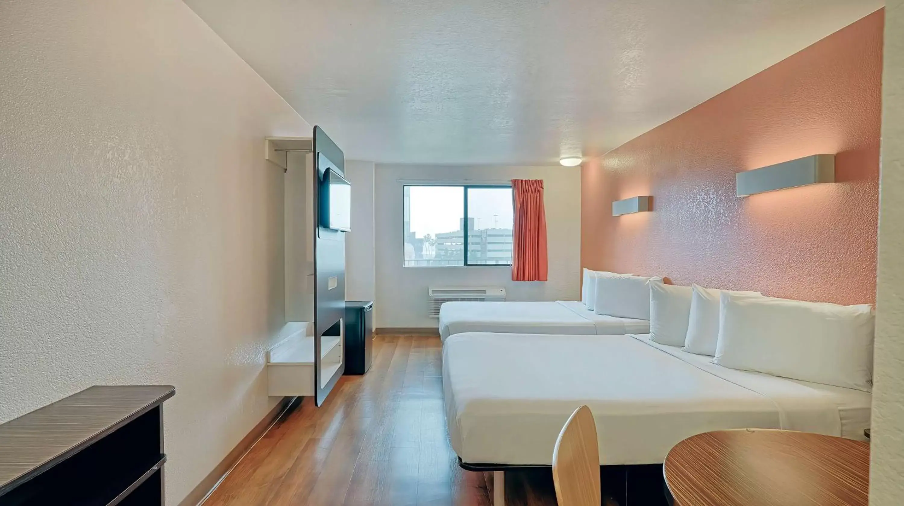 Bedroom, Seating Area in Motel 6-Los Angeles, CA - Los Angeles - LAX