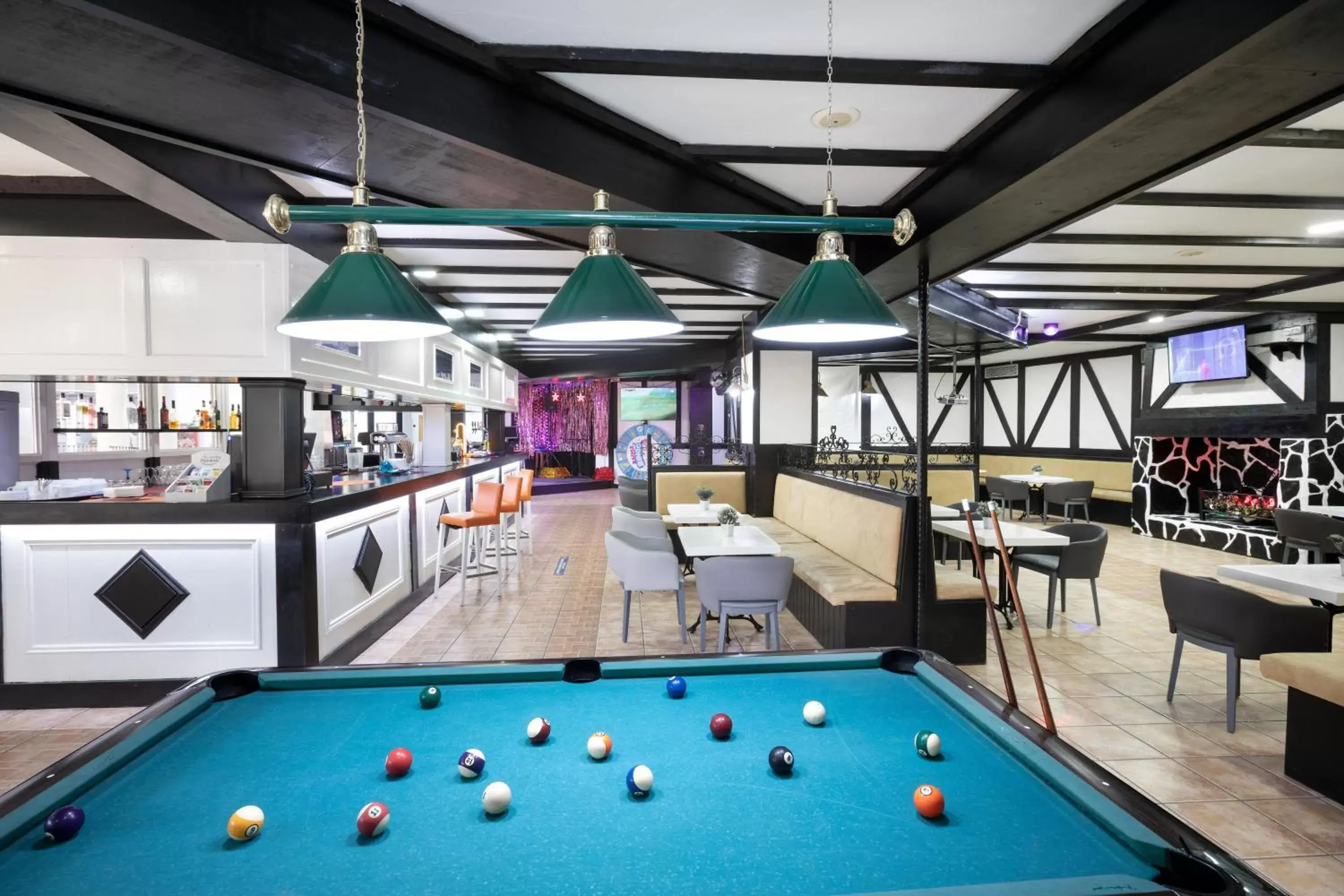 Lounge or bar, Billiards in Chatur Playa Real Resort