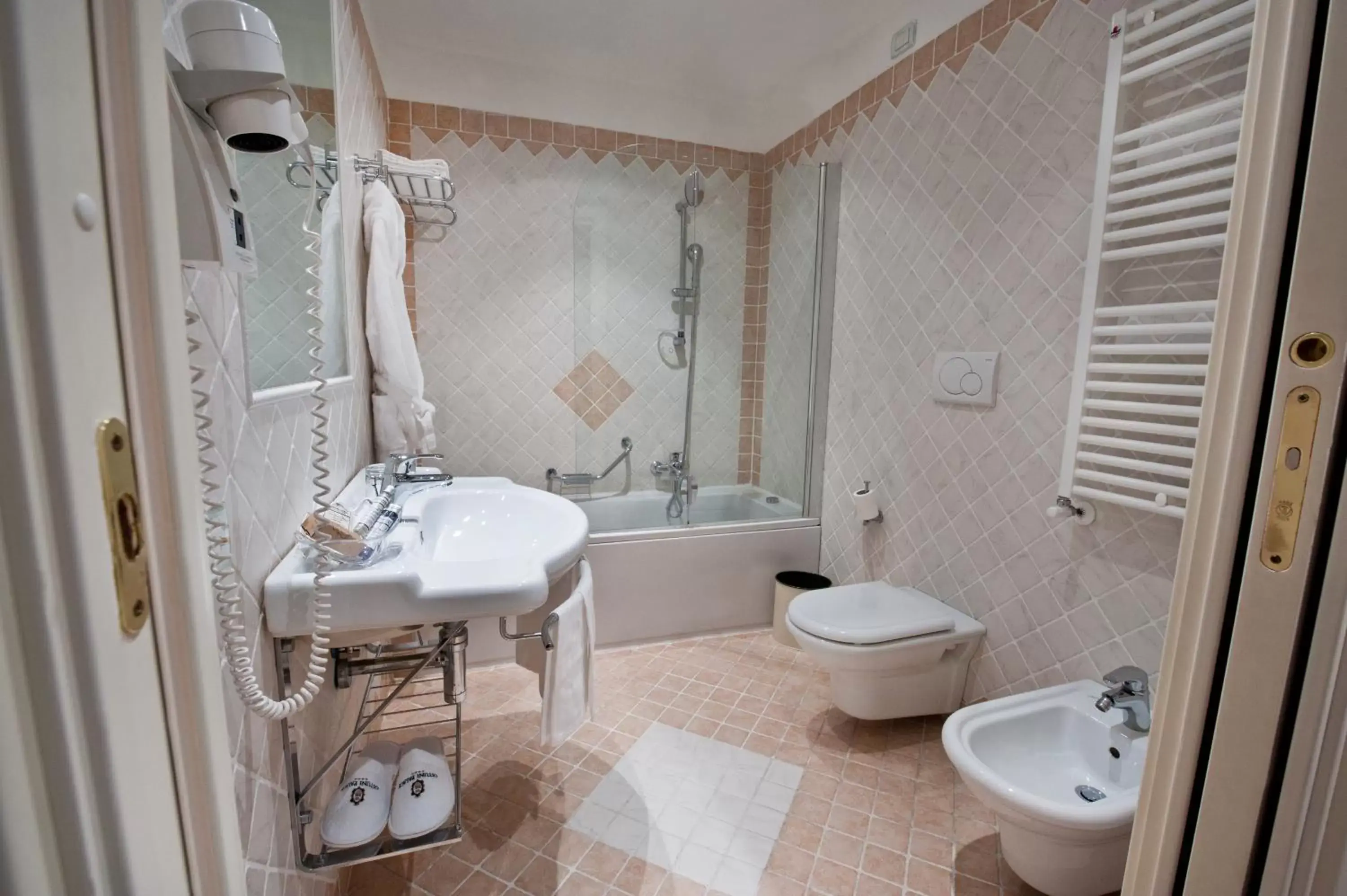 Bathroom in OSTUNI PALACE - Hotel Bistrot & SPA