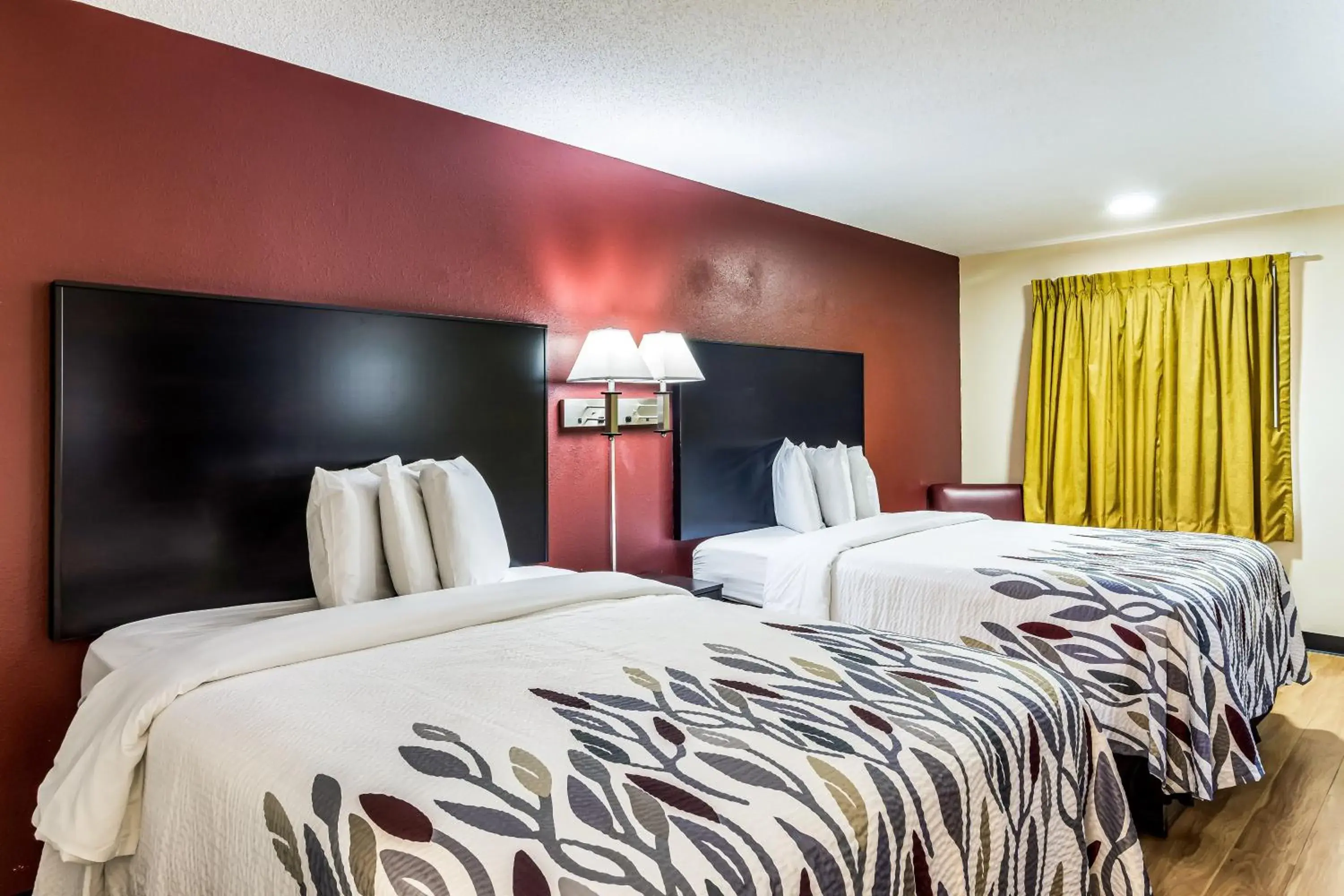 Photo of the whole room, Bed in Red Roof Inn Atlanta - Kennesaw State University