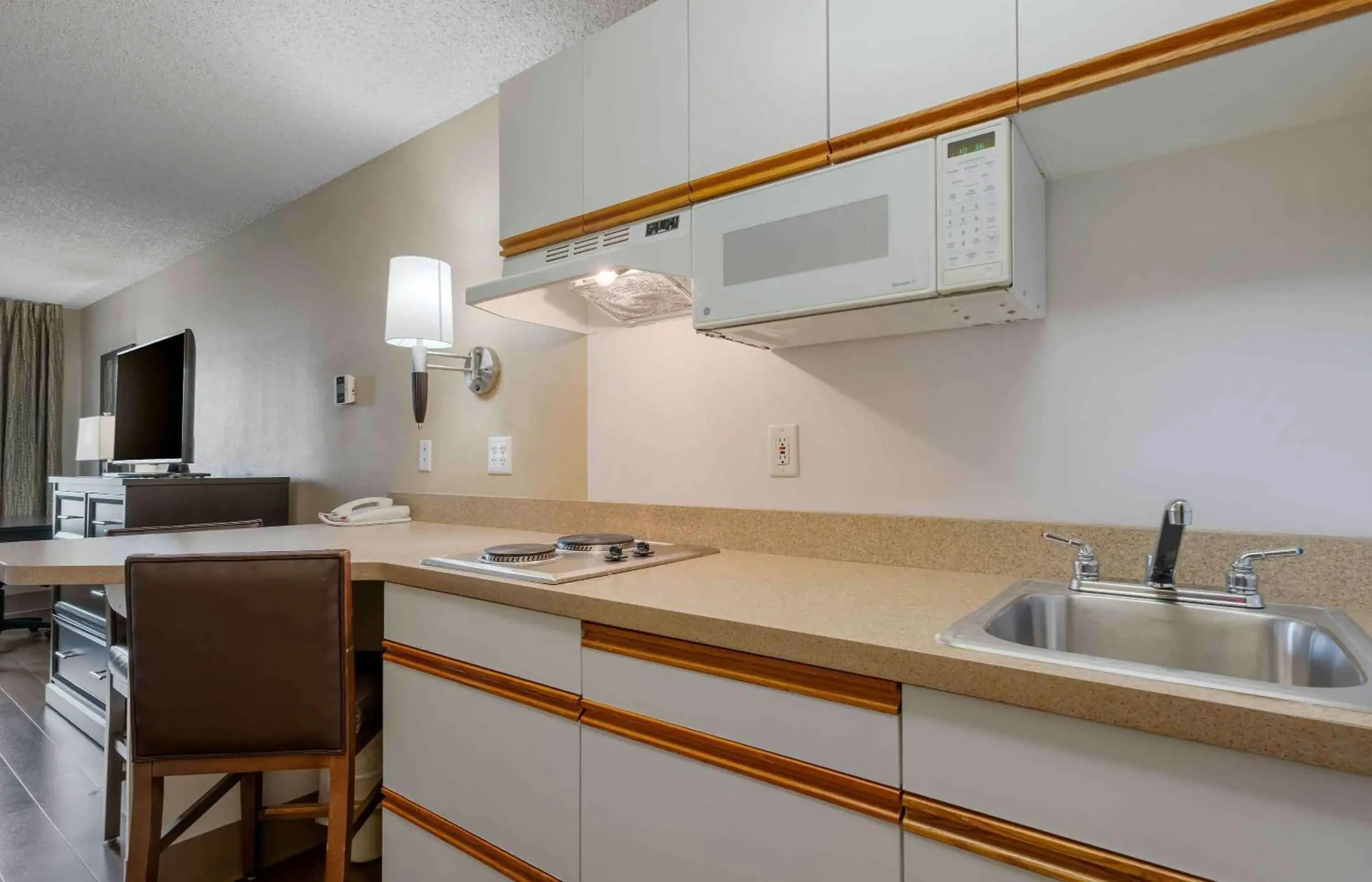 Bedroom, Kitchen/Kitchenette in Extended Stay America Suites - Chicago - Lombard - Oakbrook