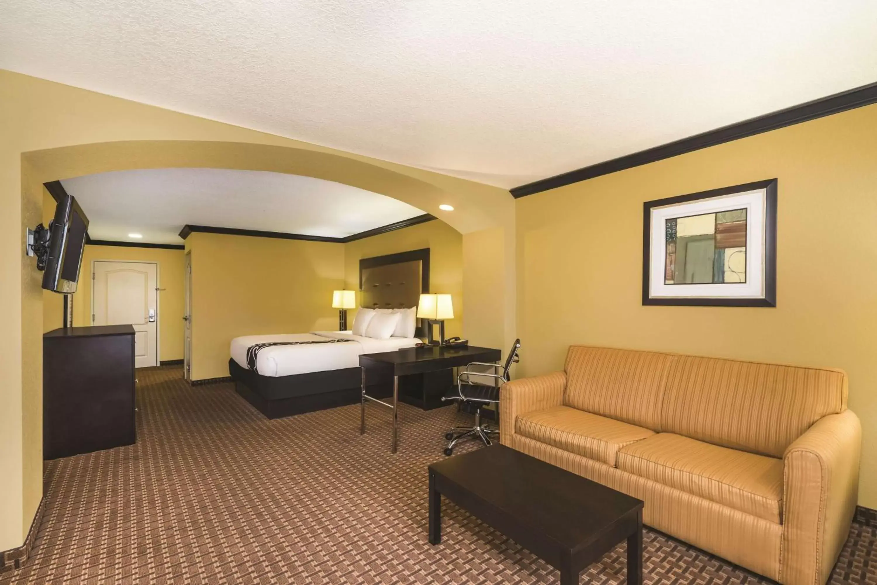 Photo of the whole room, Seating Area in La Quinta by Wyndham Brandon Jackson Airport E