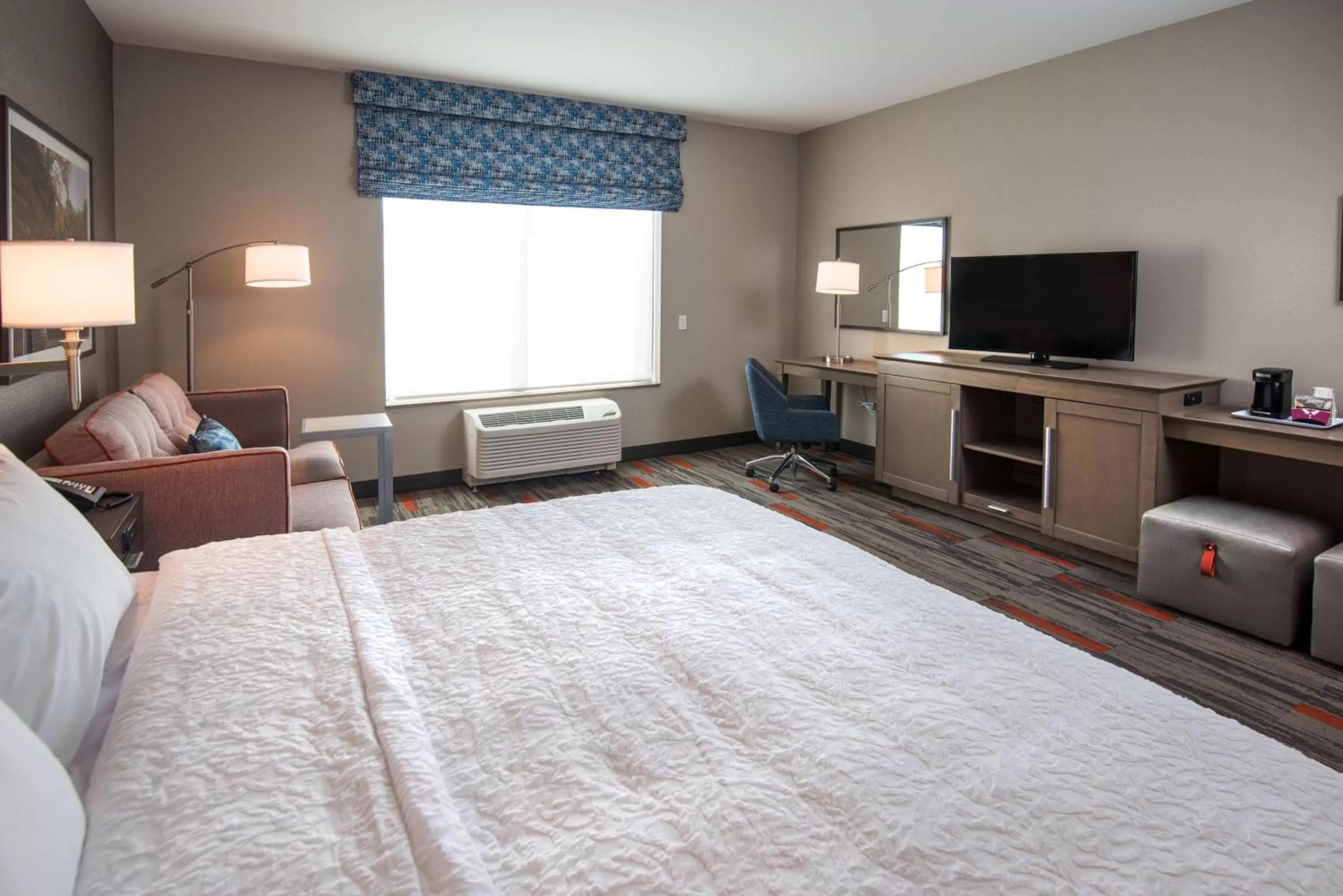 Bedroom, Bed in Hampton Inn and Suites at Wisconsin Dells Lake Delton