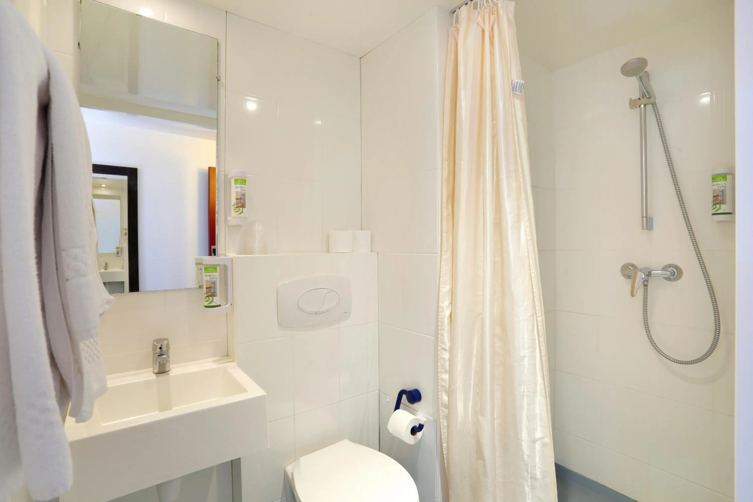 Shower in Grand Hotel Sénia - Paris Orly Airport