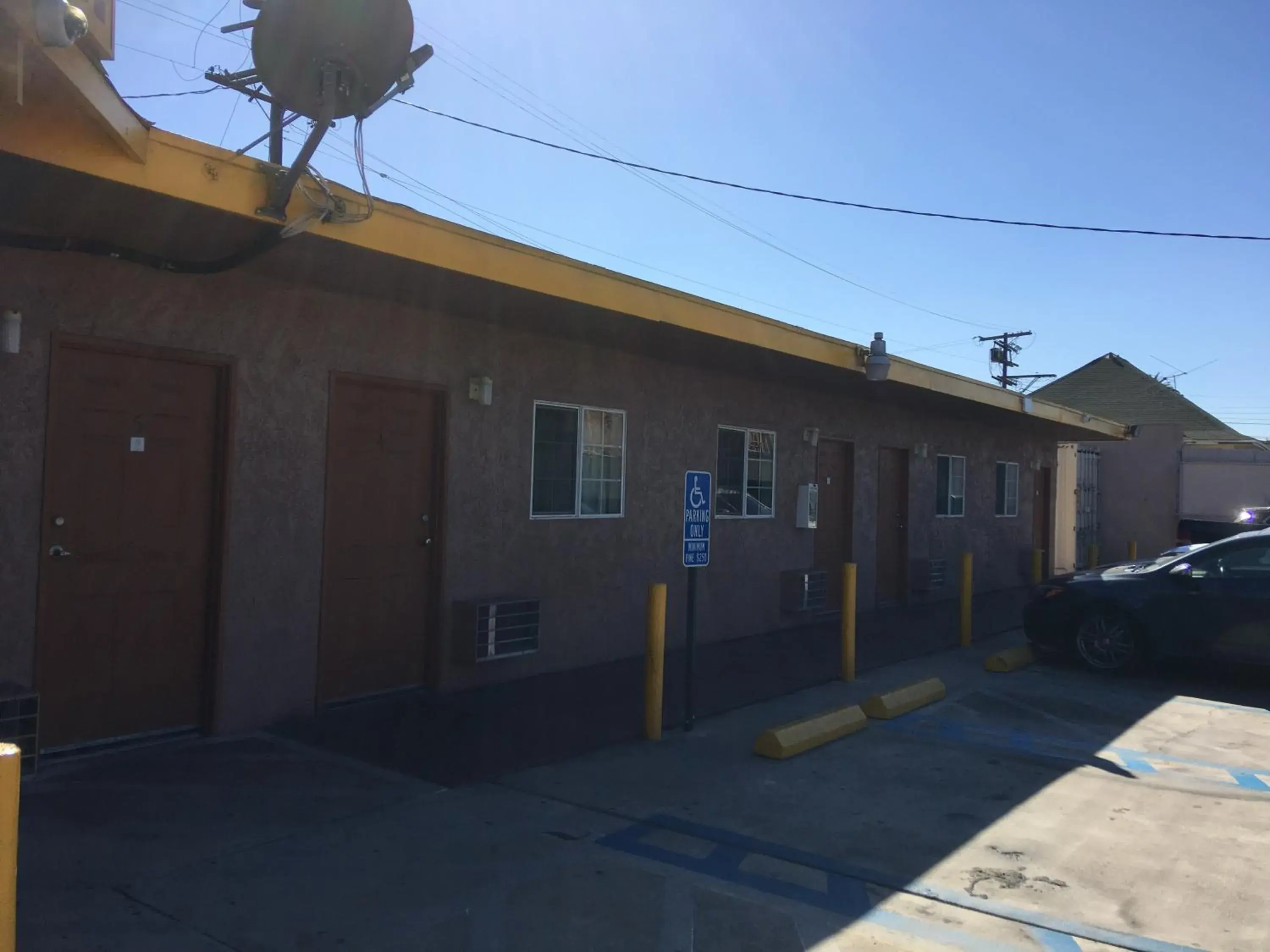 Property building, Patio/Outdoor Area in SandPiper Motel - Los Angeles