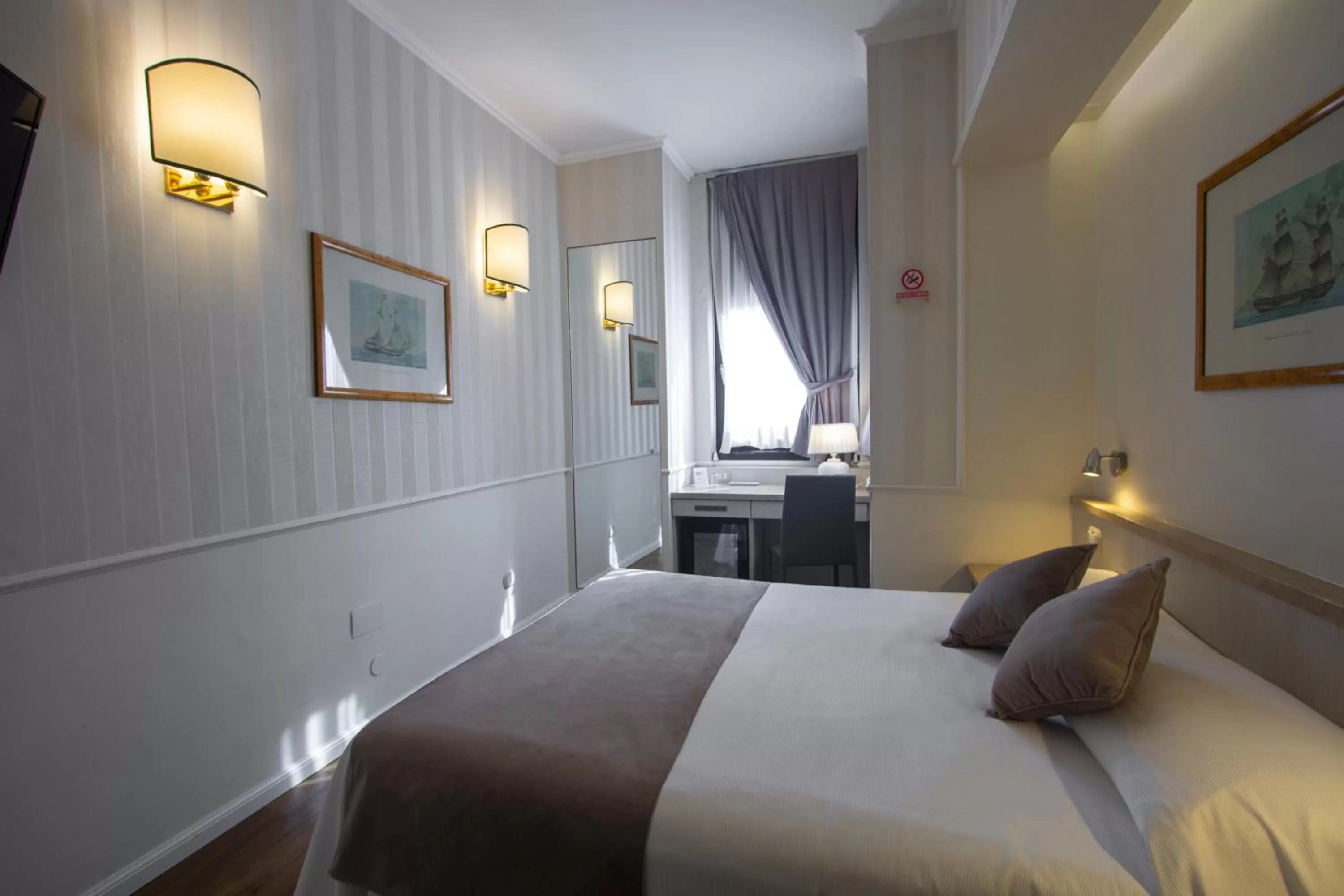 Bedroom, Bed in Hotel Flora