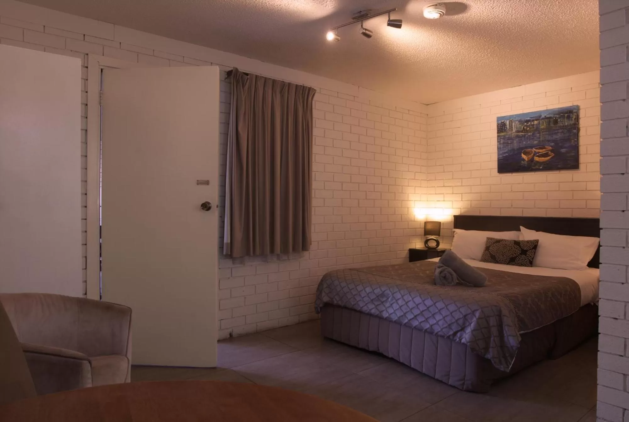 Photo of the whole room, Bed in Tuncurry Motor Lodge