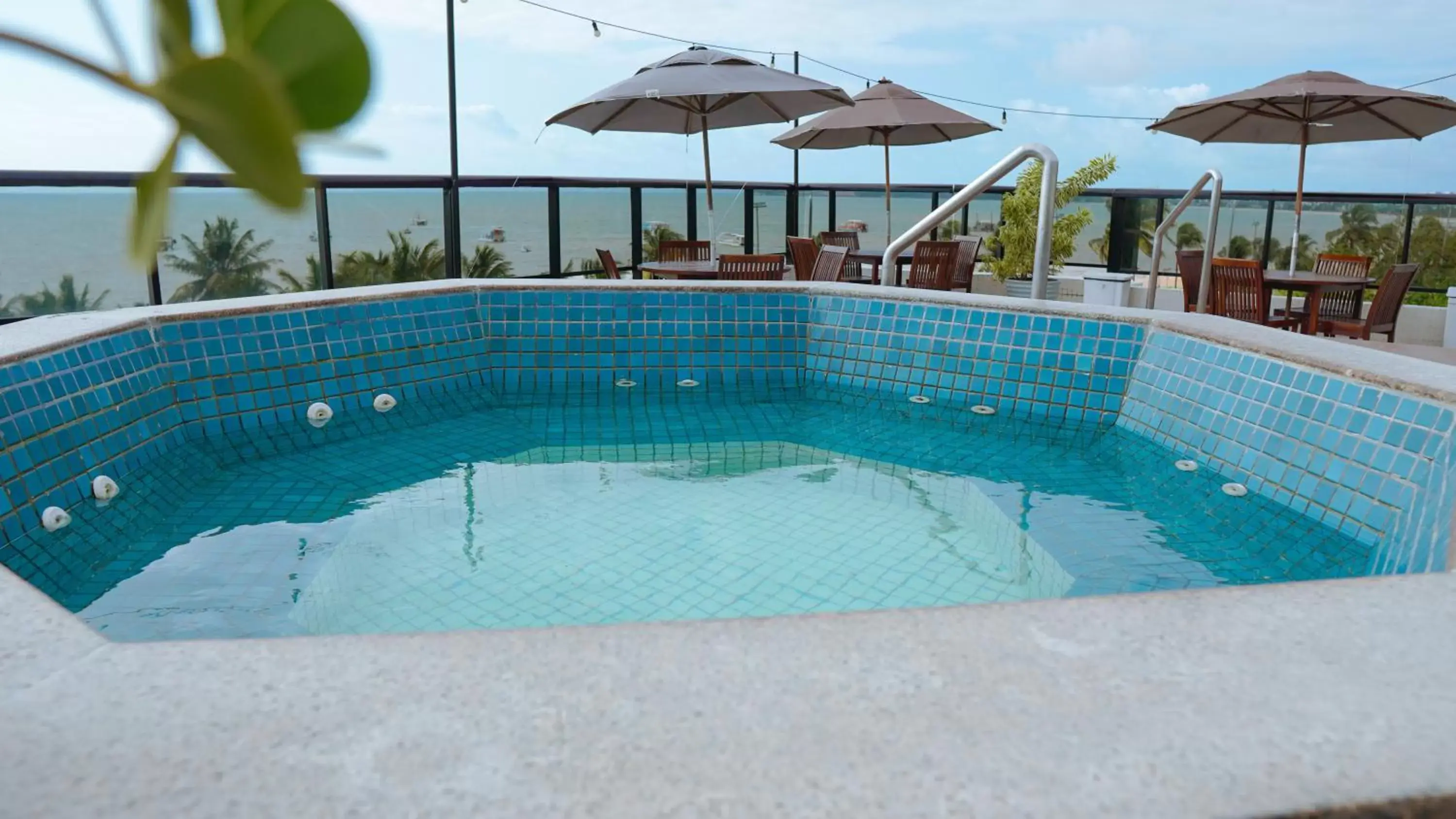 Hot Tub, Swimming Pool in Atlântico Praia Hotel