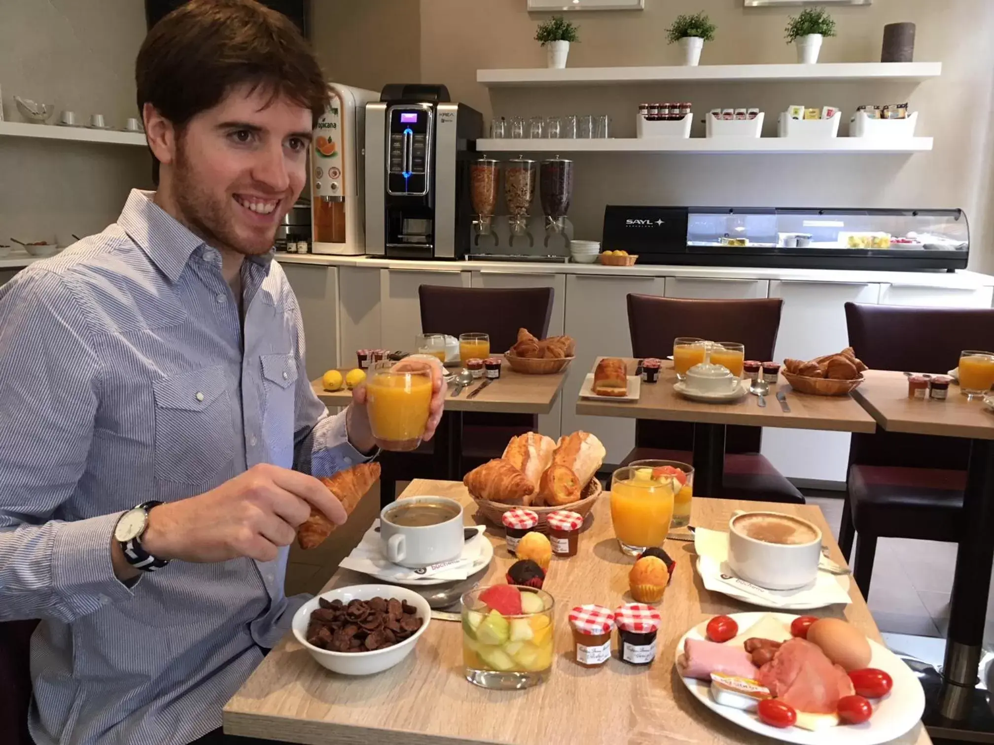 Buffet breakfast in Hotel Viator - Gare de Lyon