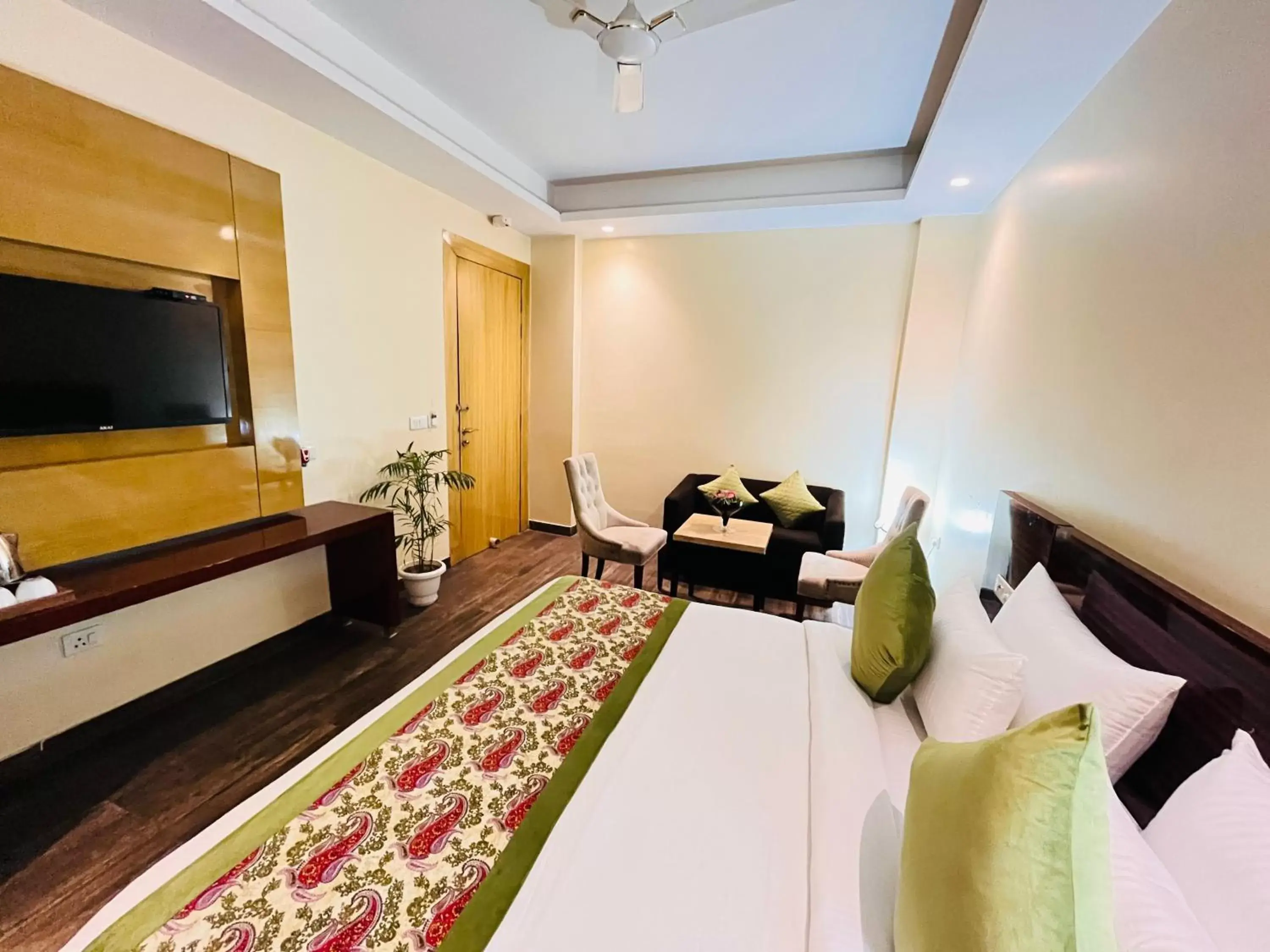 Bed, TV/Entertainment Center in Hotel Banz - Near Delhi International Airport