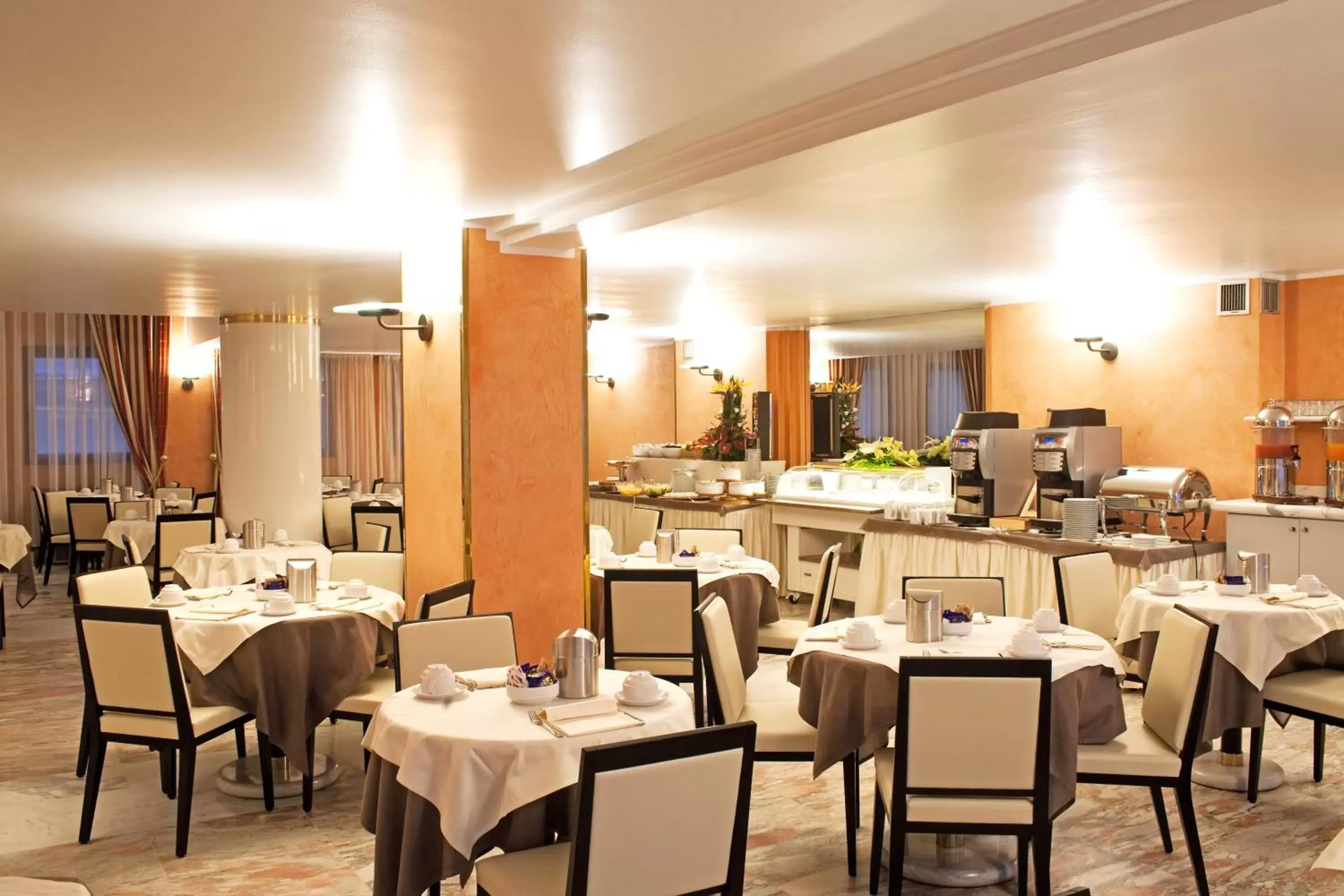 Restaurant/Places to Eat in Hotel Giberti & Spa