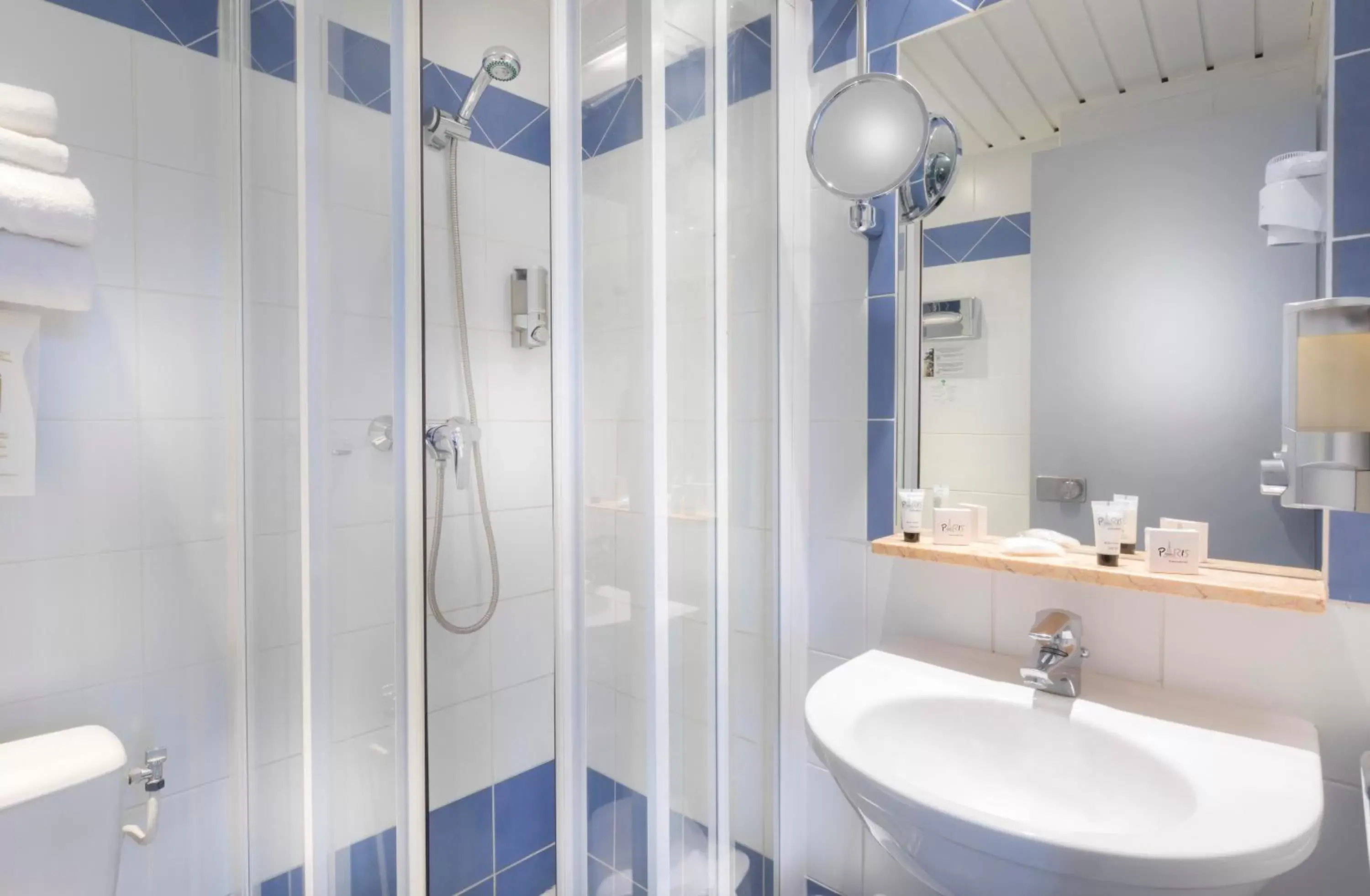 Shower, Bathroom in Agate Hôtel