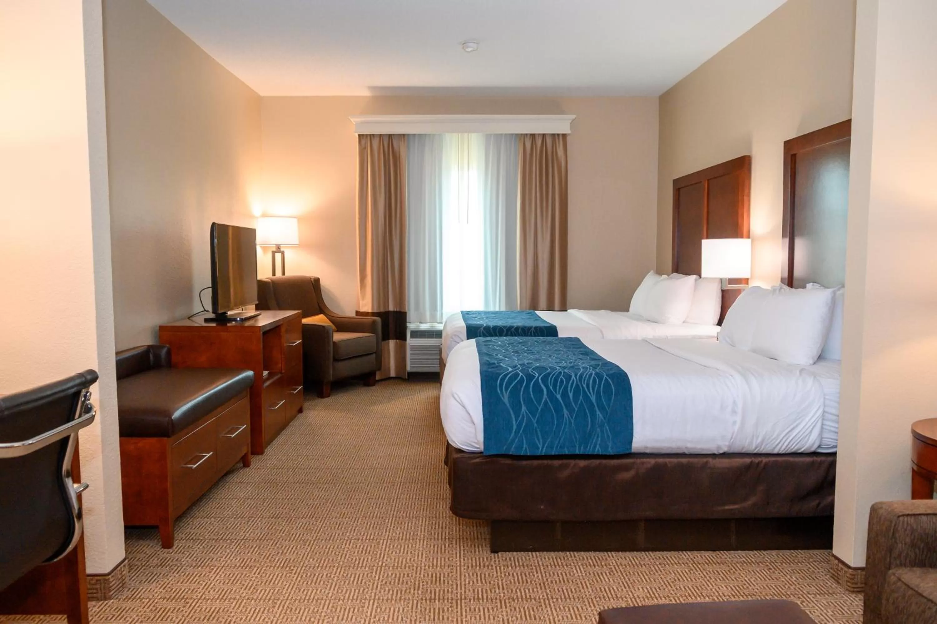 Superior Queen Room with Two Queen Beds and Tub - Non-Smoking in Comfort Inn & Suites Patriots Point