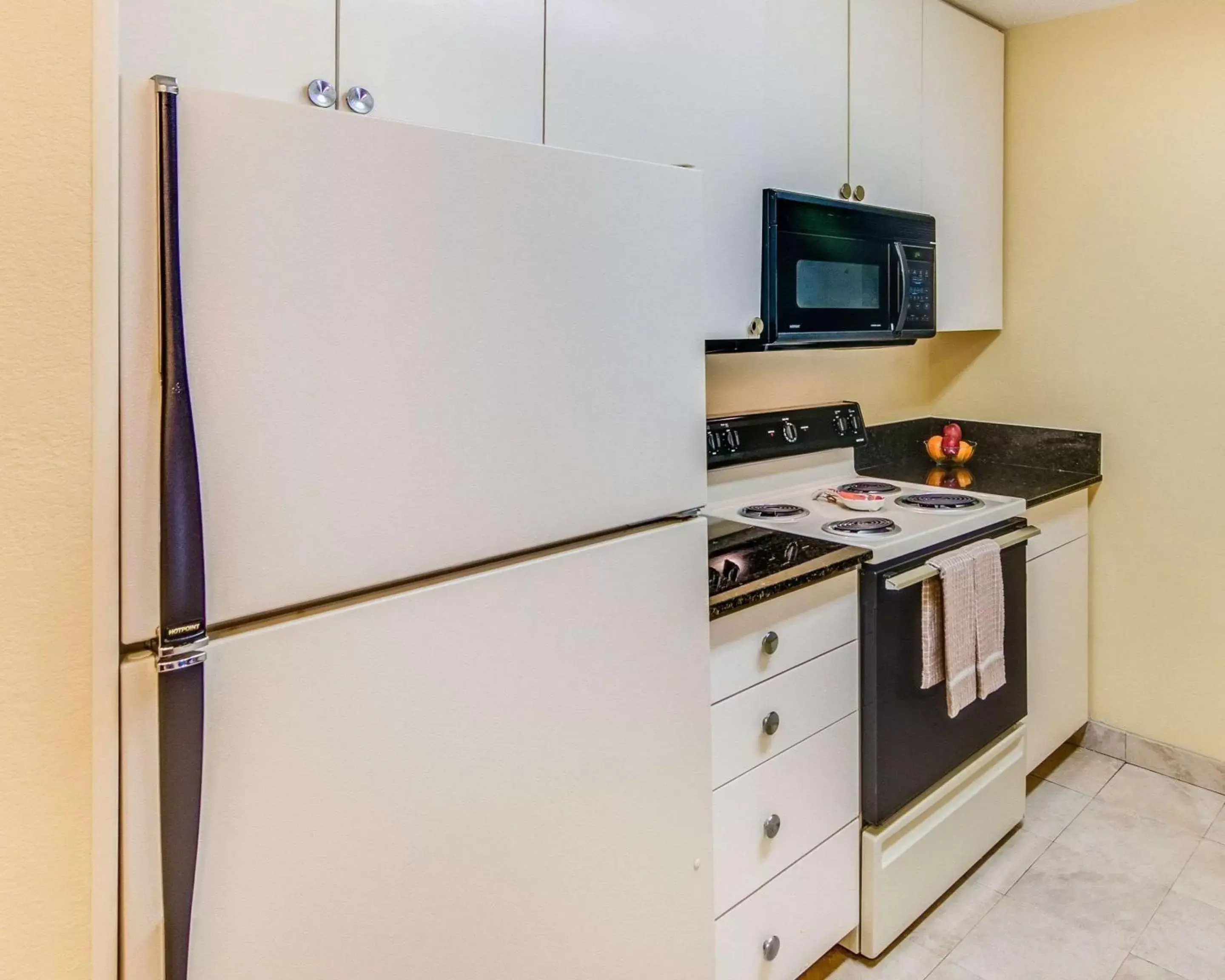 Kitchen or kitchenette, Kitchen/Kitchenette in Comfort Inn & Suites Houston West-Katy