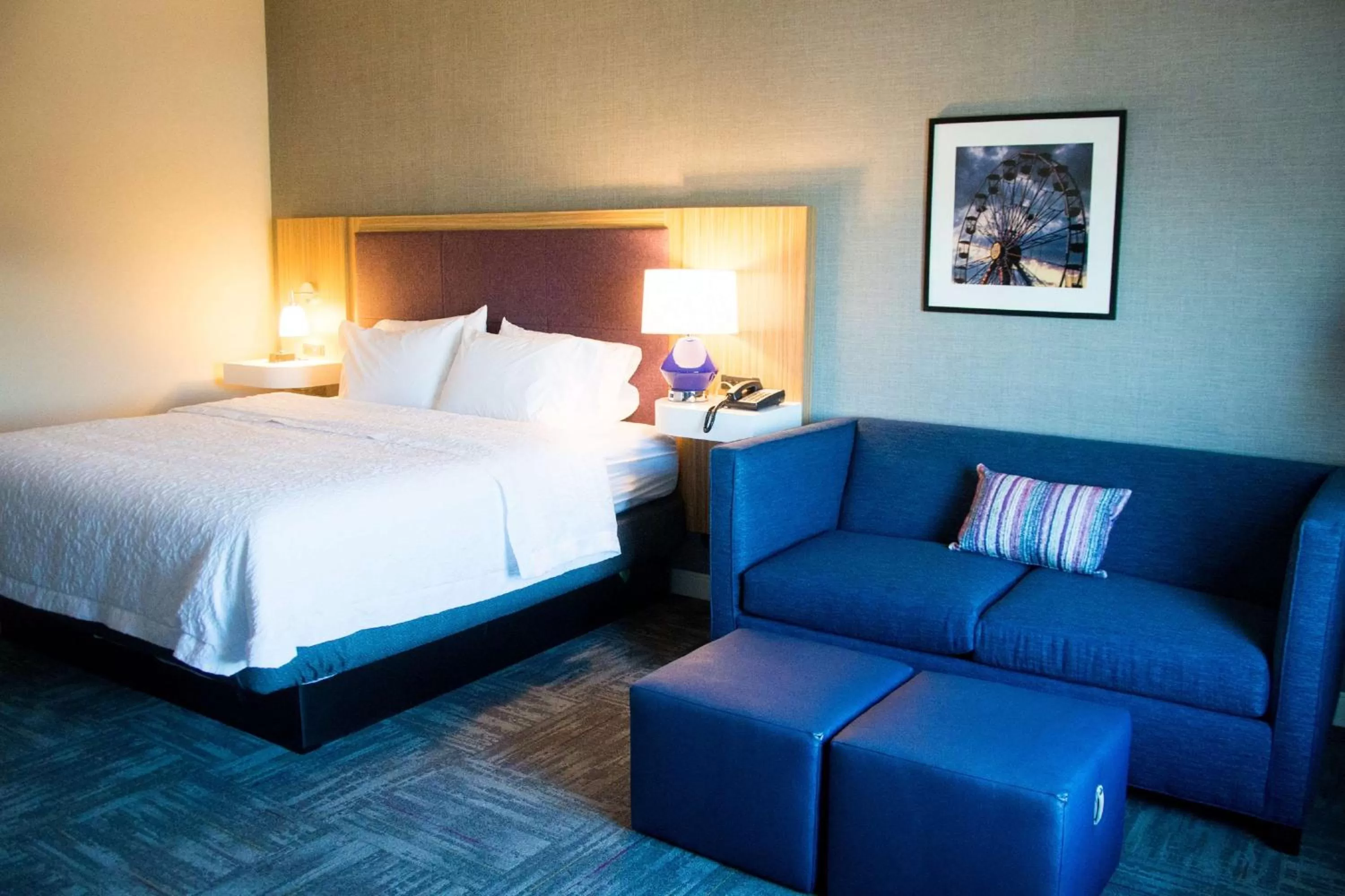 Living room, Bed in Hampton Inn & Suites Warrington Horsham