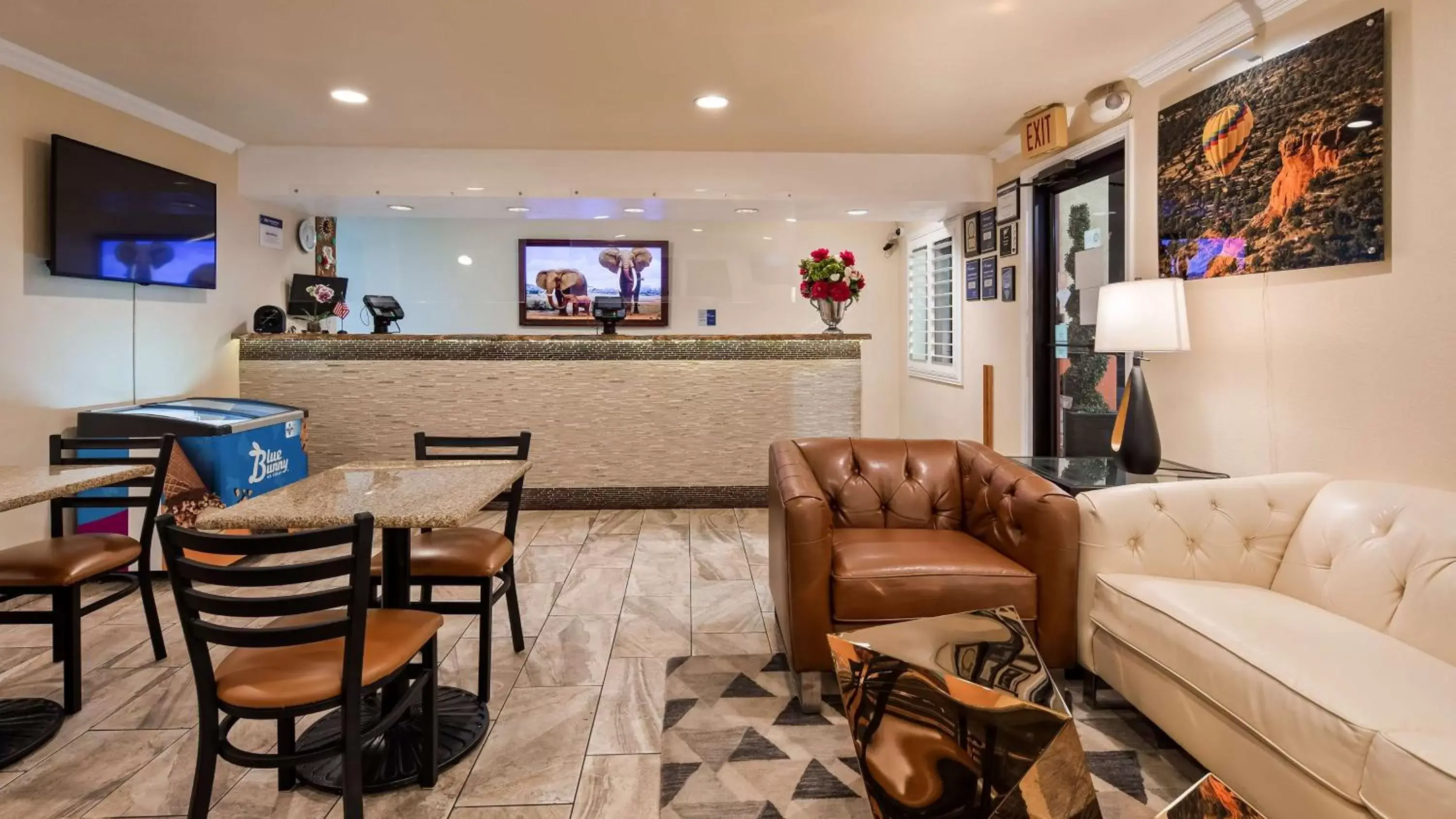 Lobby or reception, Lounge/Bar in Best Western Santa Rosa Inn