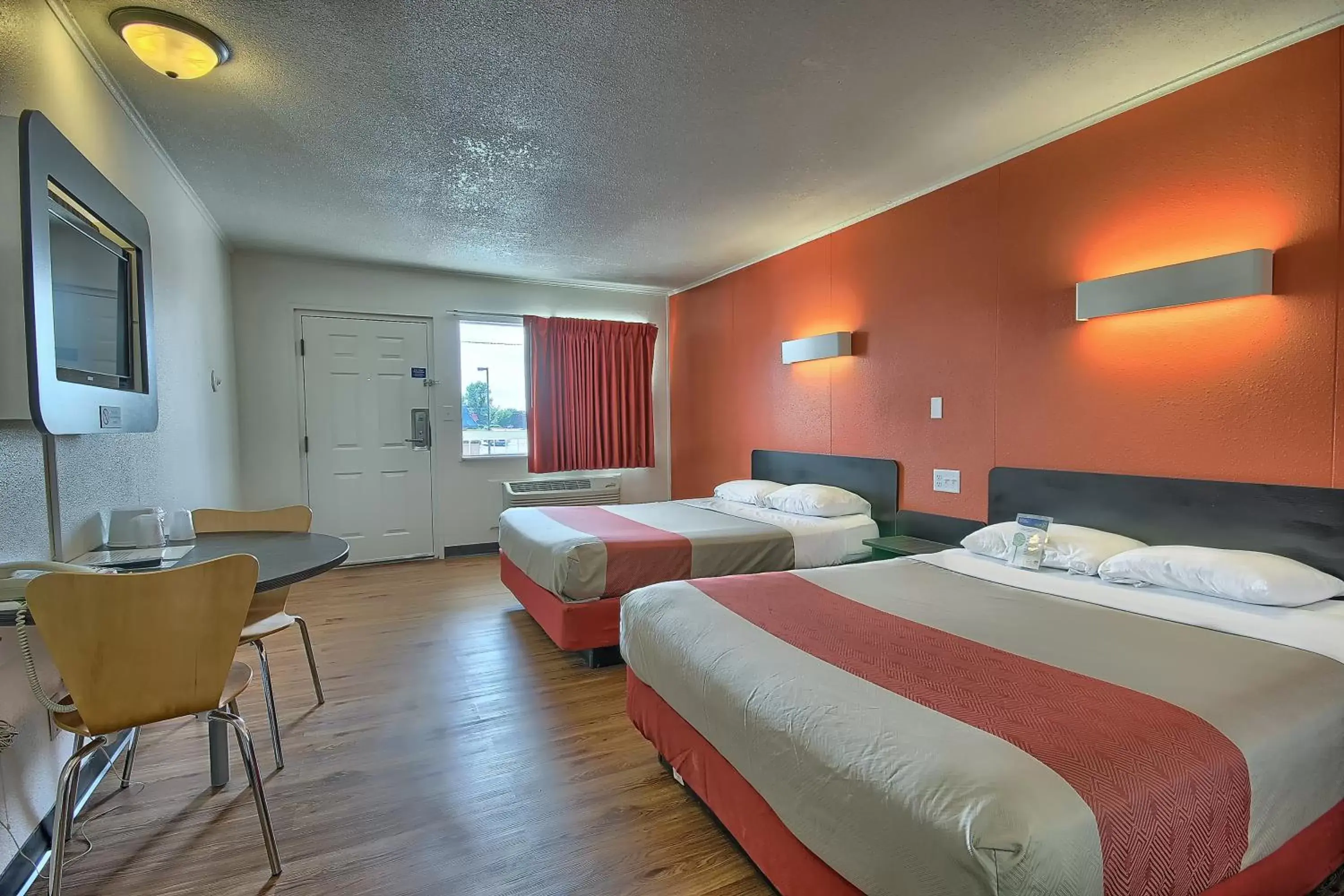 Bedroom in Motel 6-Lima, OH