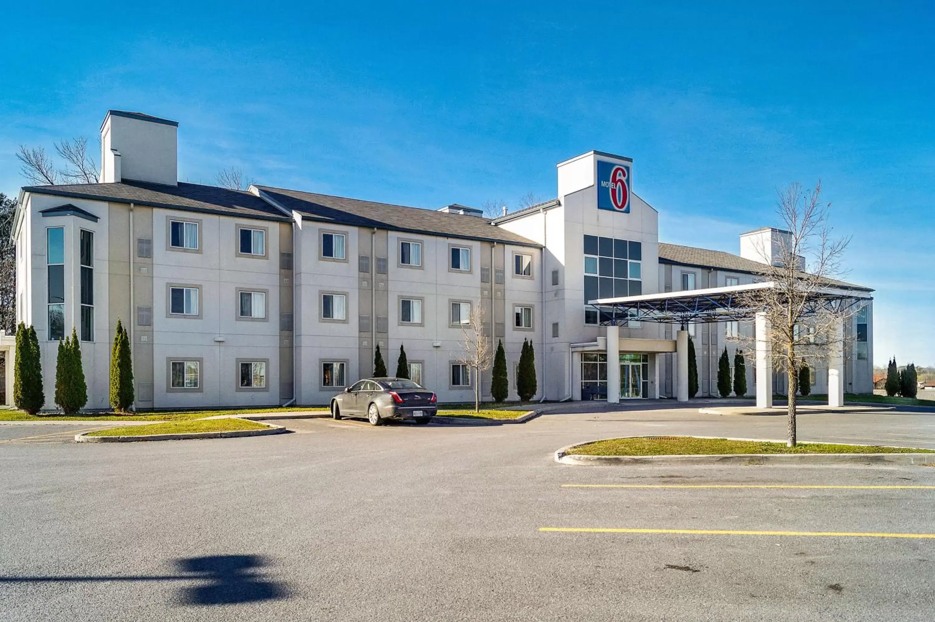 Property building in Motel 6-Peterborough, ON Property building in Motel 6-Peterborough, ON