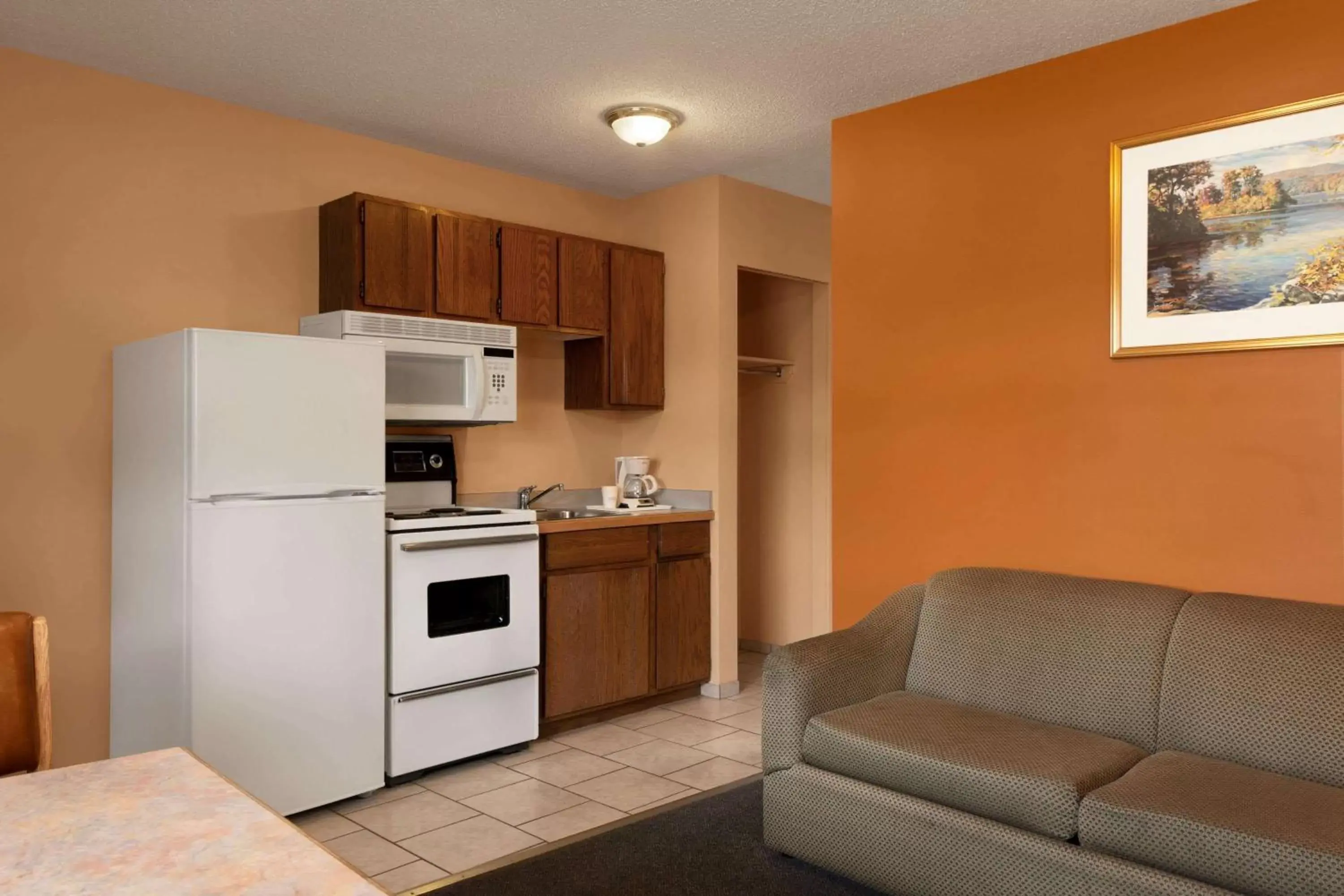 Kitchen or kitchenette, Kitchen/Kitchenette in Travelodge by Wyndham Quesnel BC