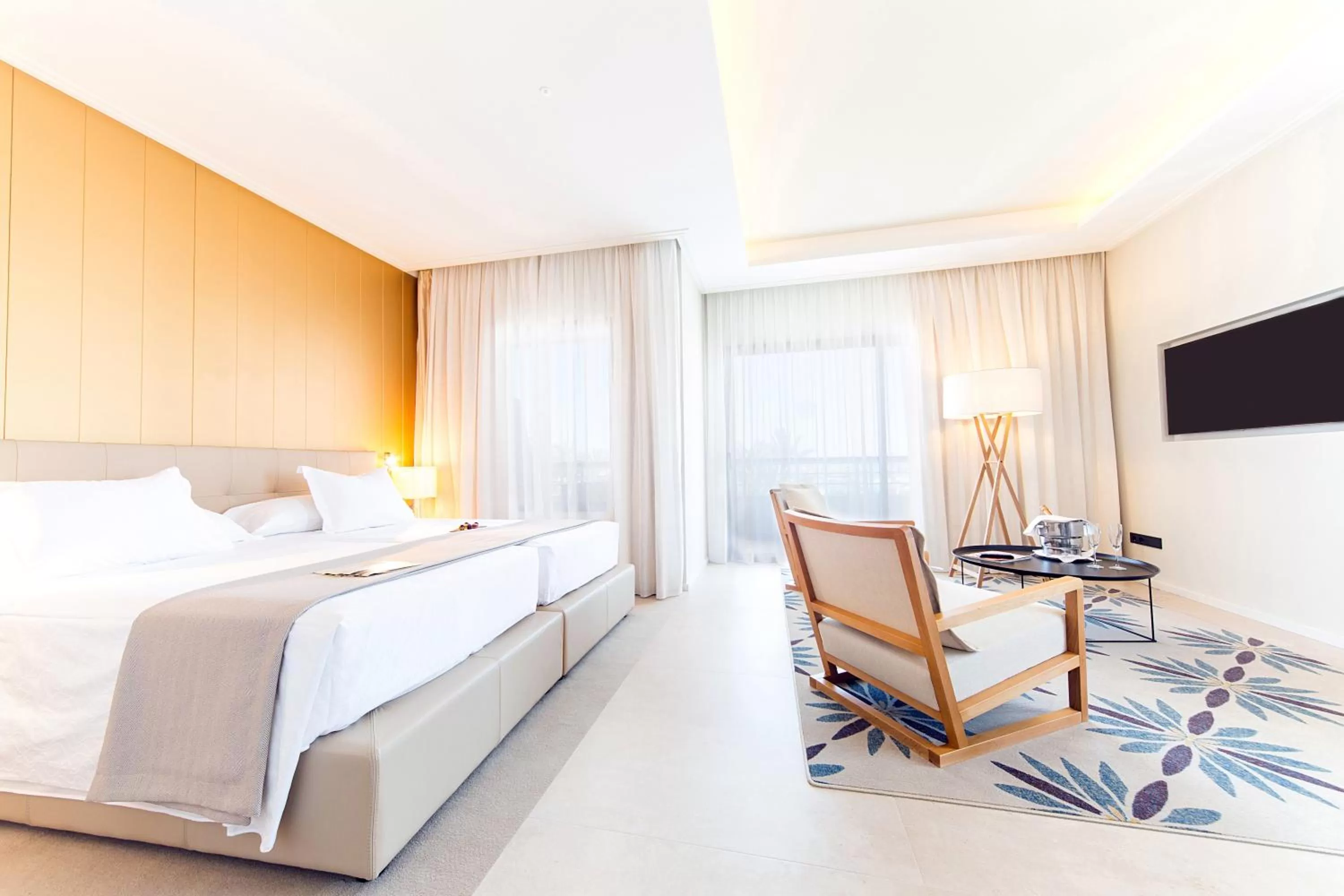 Communal lounge/ TV room, Bed in GPRO Valparaiso Palace & Spa