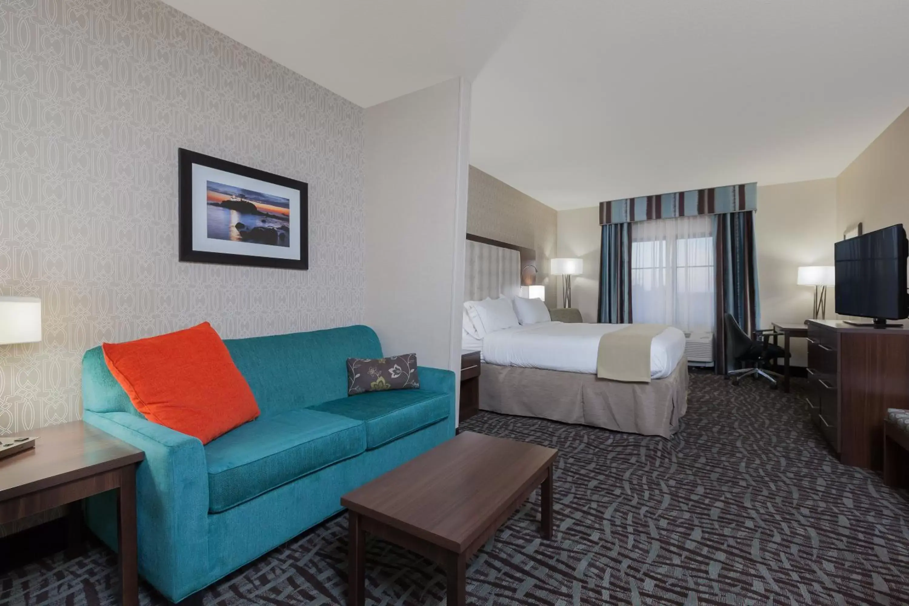 Bedroom in Holiday Inn Express & Suites Eureka, an IHG Hotel