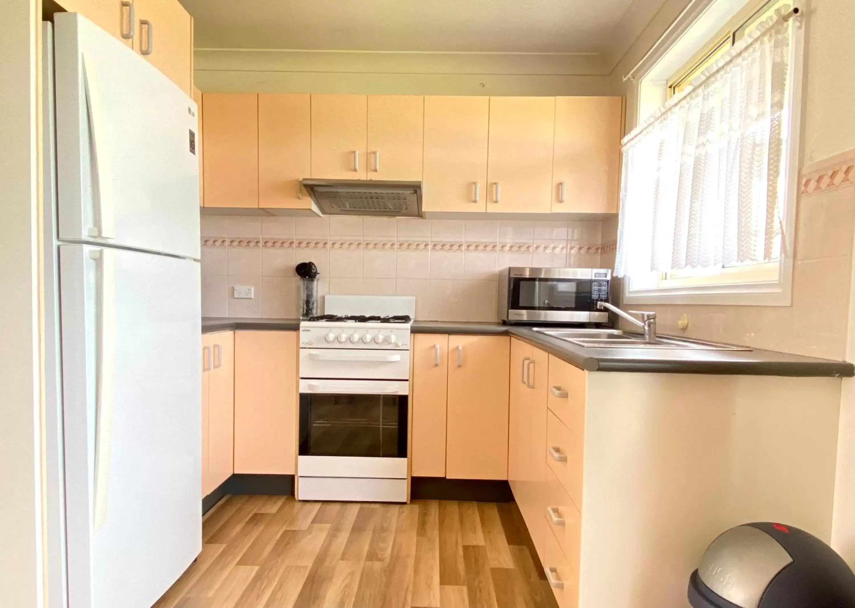 Kitchen/Kitchenette in Titania Motel