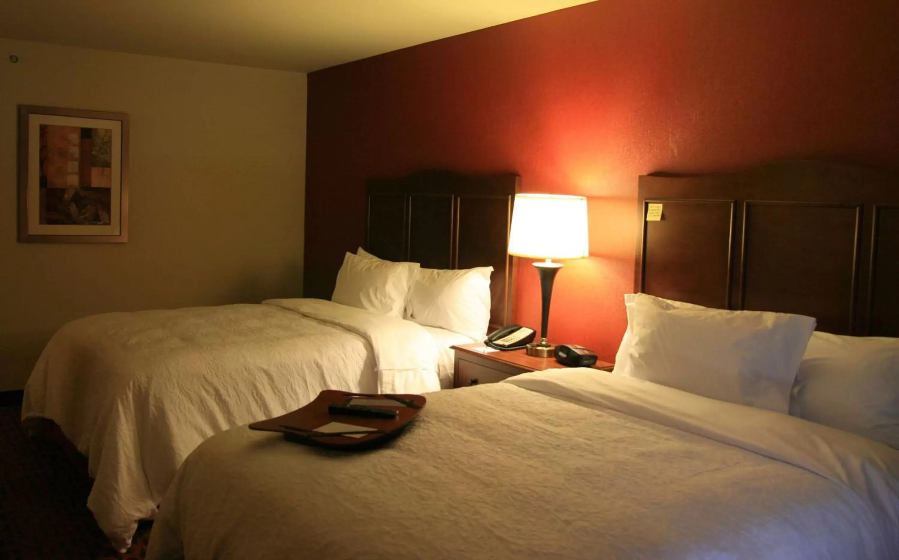 Bed in Hampton Inn and Suites Seattle - Airport / 28th Avenue